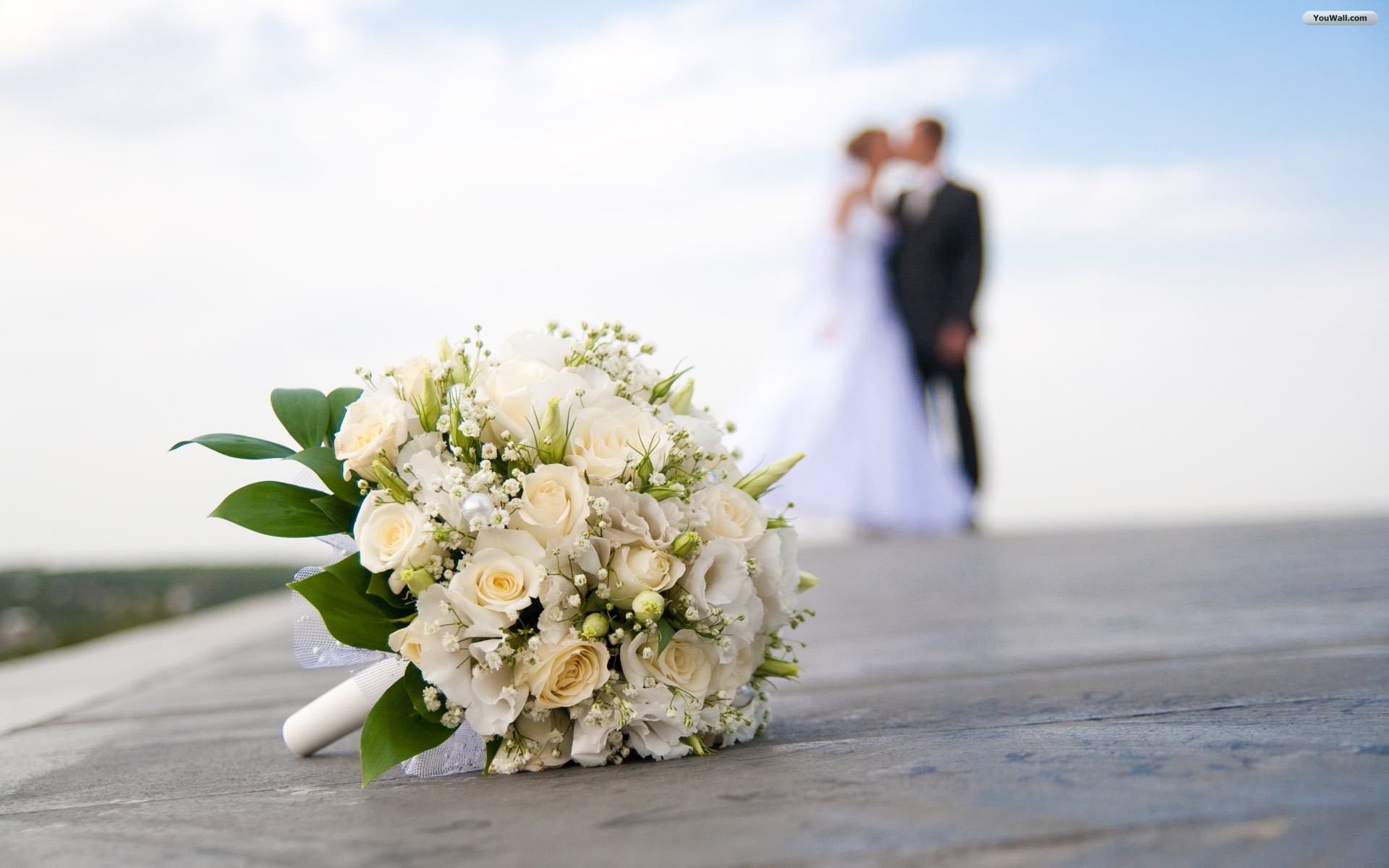 Bouquet sposa e sposi sfocati, 1920x1200 Full HD+, Laptop
