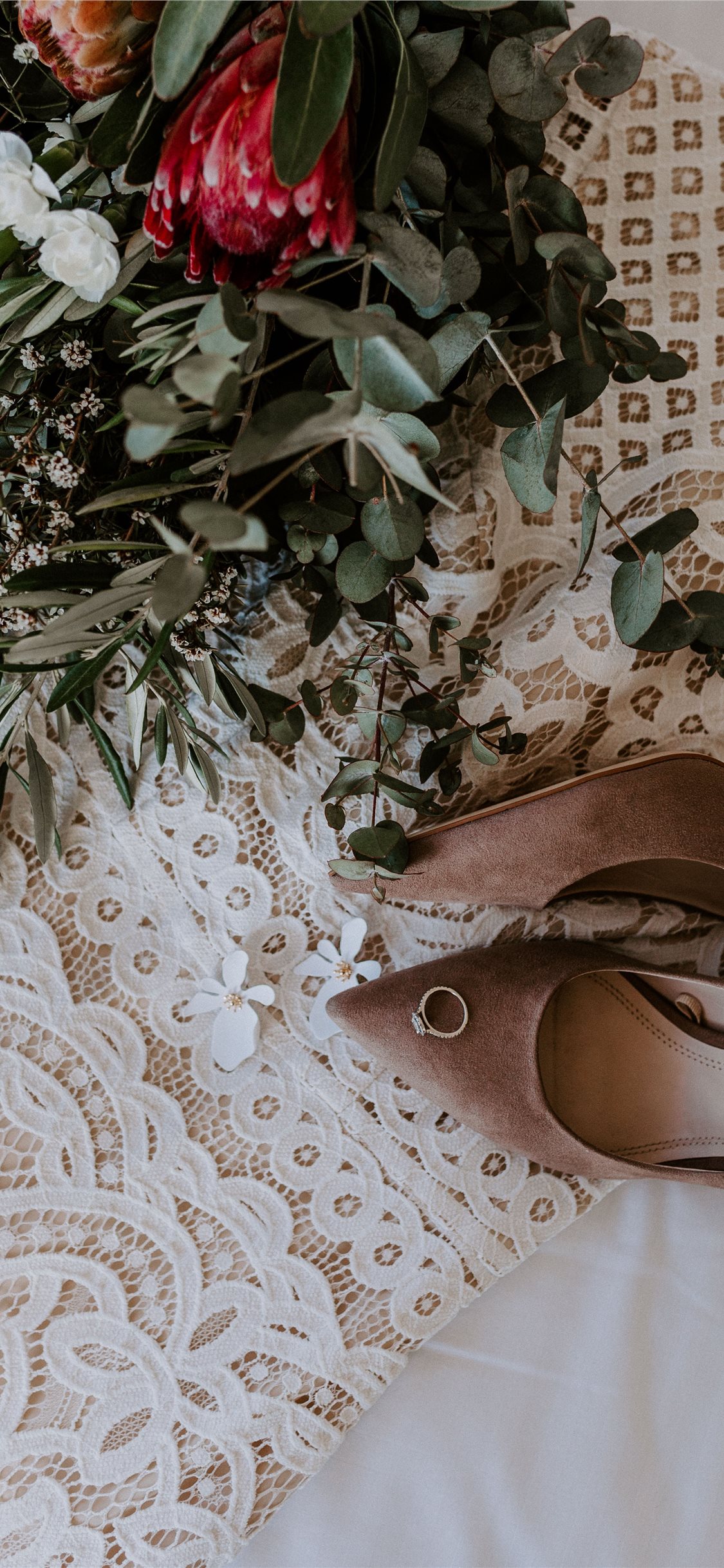 Bouquet fiori e scarpe sposa, 1125x2436 Full HD Verticale, iPhone