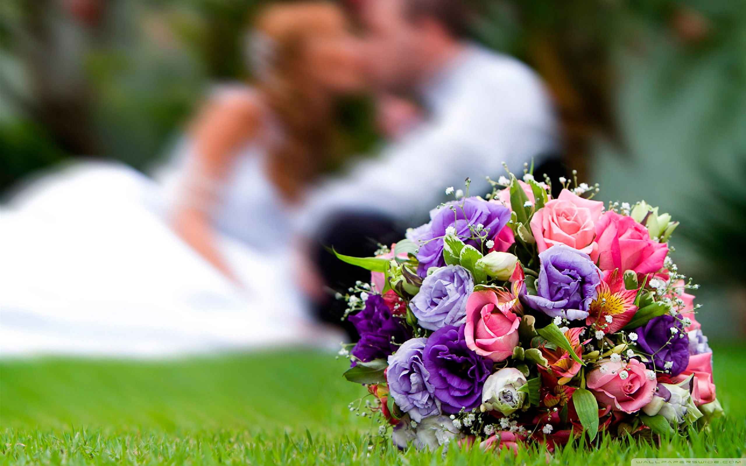 Bouquet fiori sposi bacio, 2560x1600 2K+, Desktop