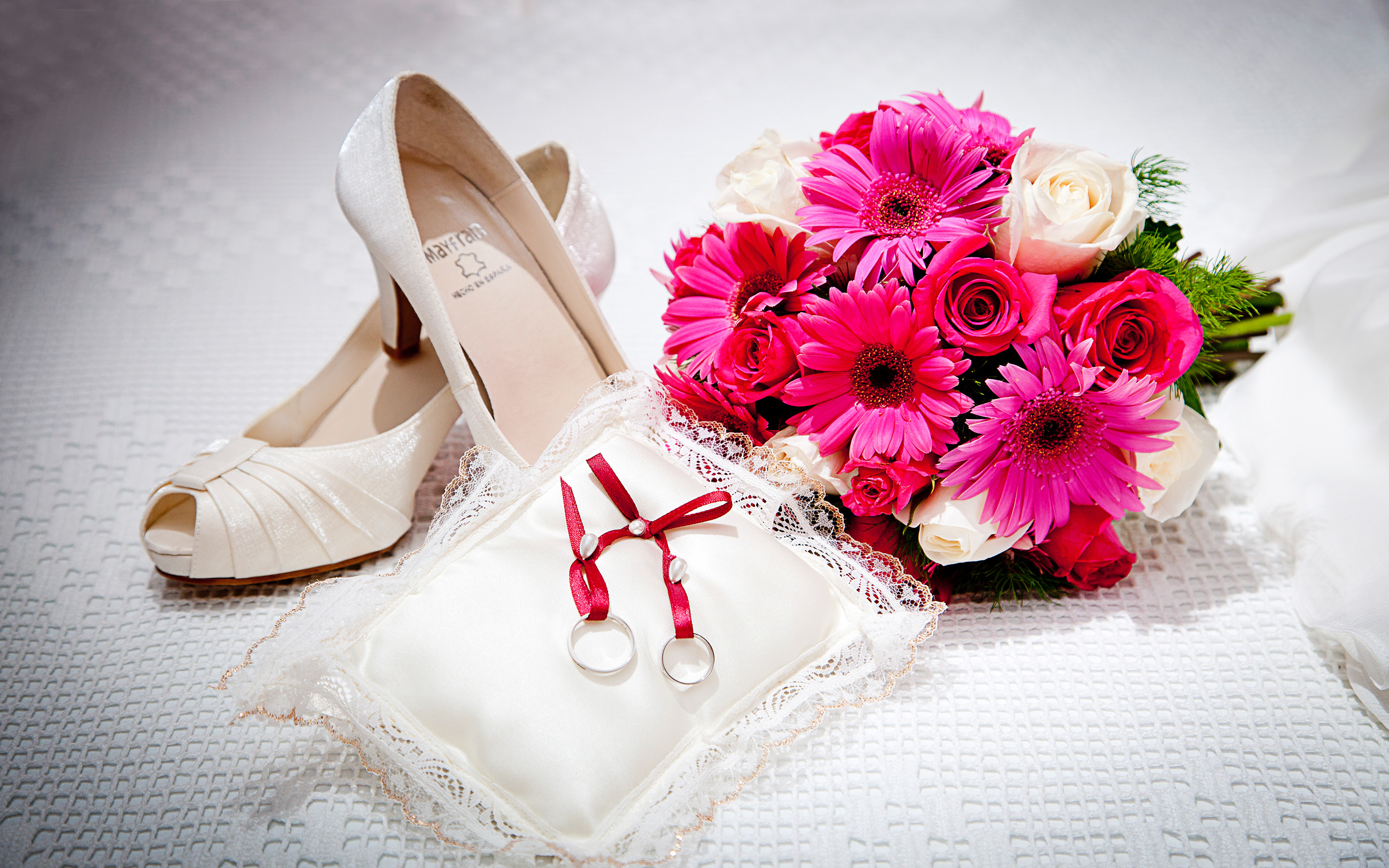 Scarpe sposa, fedi, bouquet fiori, 2880x1800 2K, Laptop