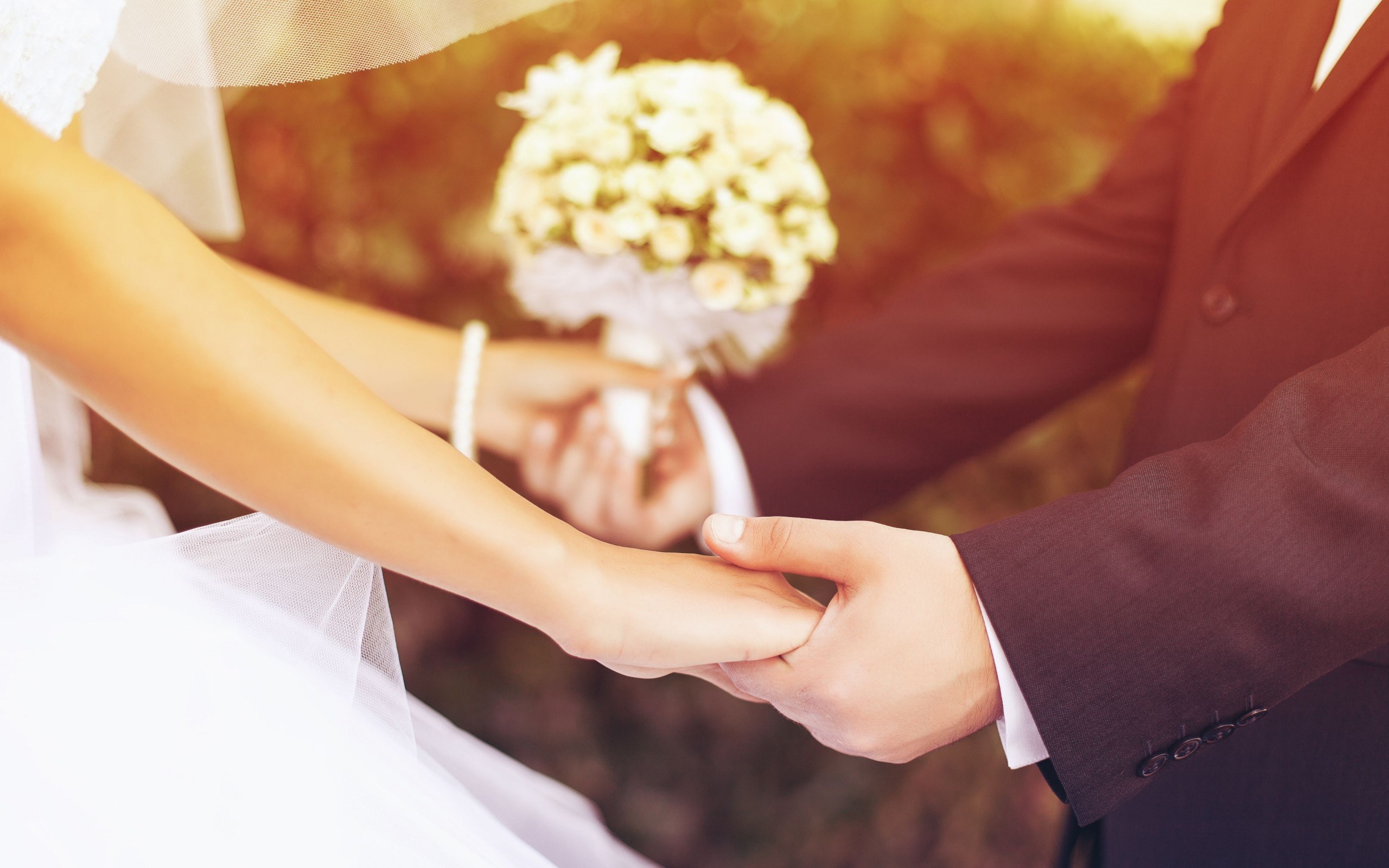 Sposi mano nella mano bouquet, 2560x1600 WQXGA, Desktop