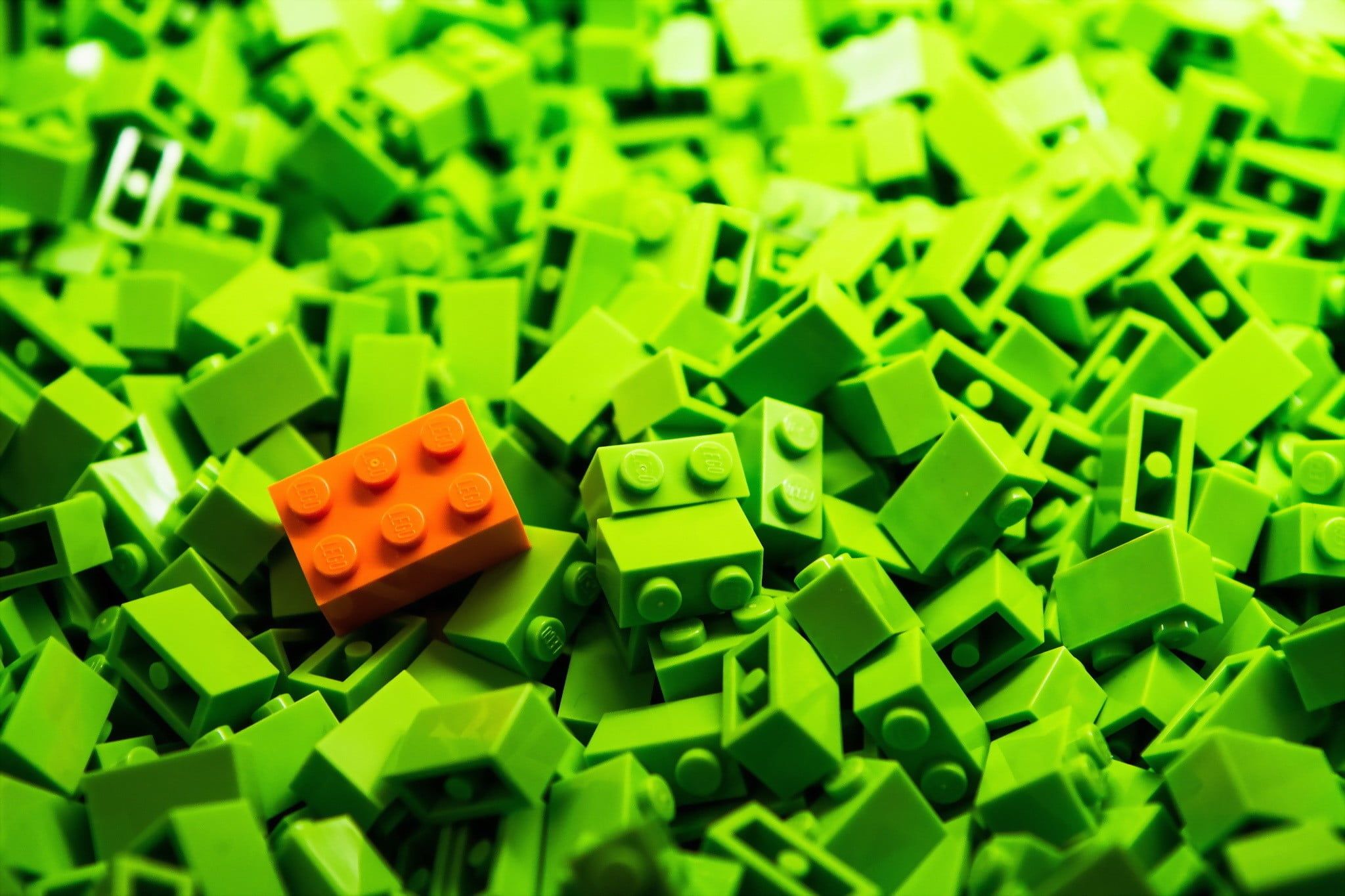 Mattoncini LEGO verdi con uno arancione, 2048x1365 alta risoluzione, PC Desktop