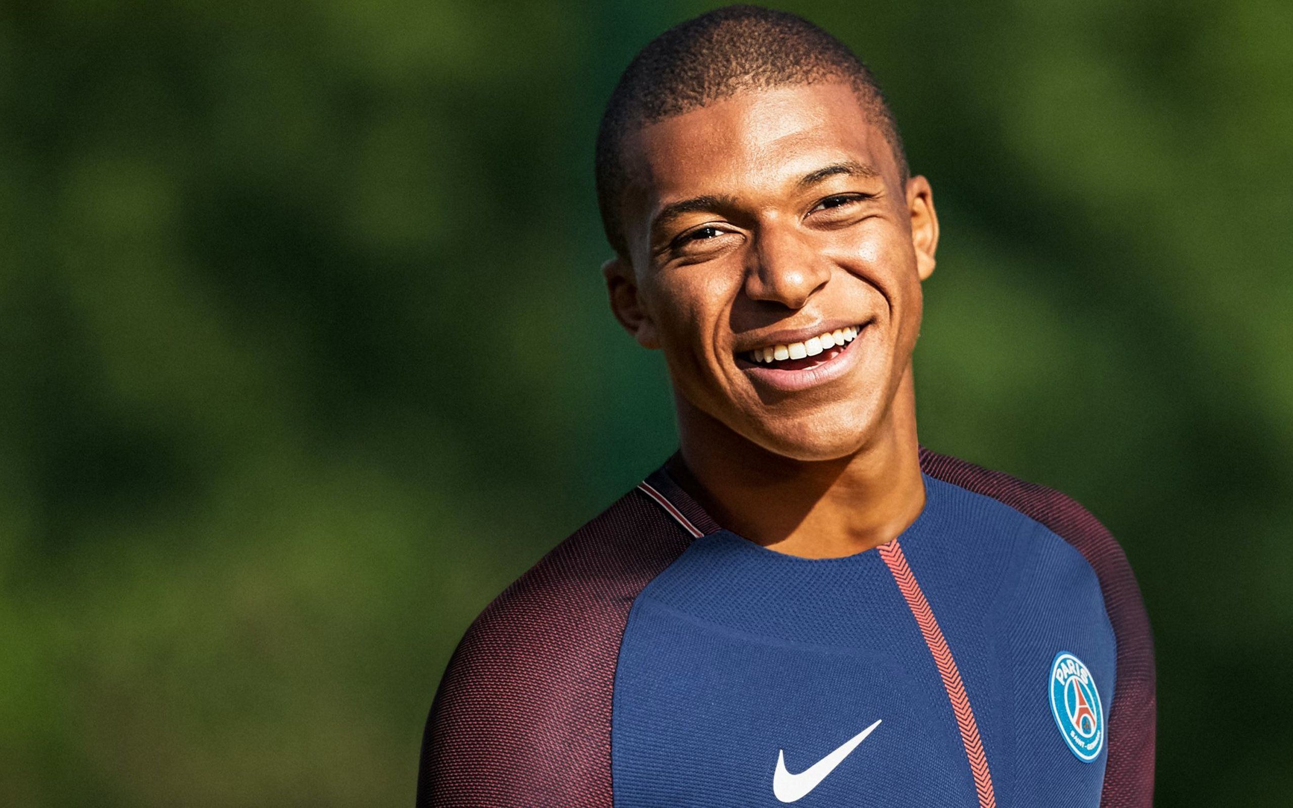 Mbappé PSG allenamento sorridente, 2560x1600 WQXGA, Laptop