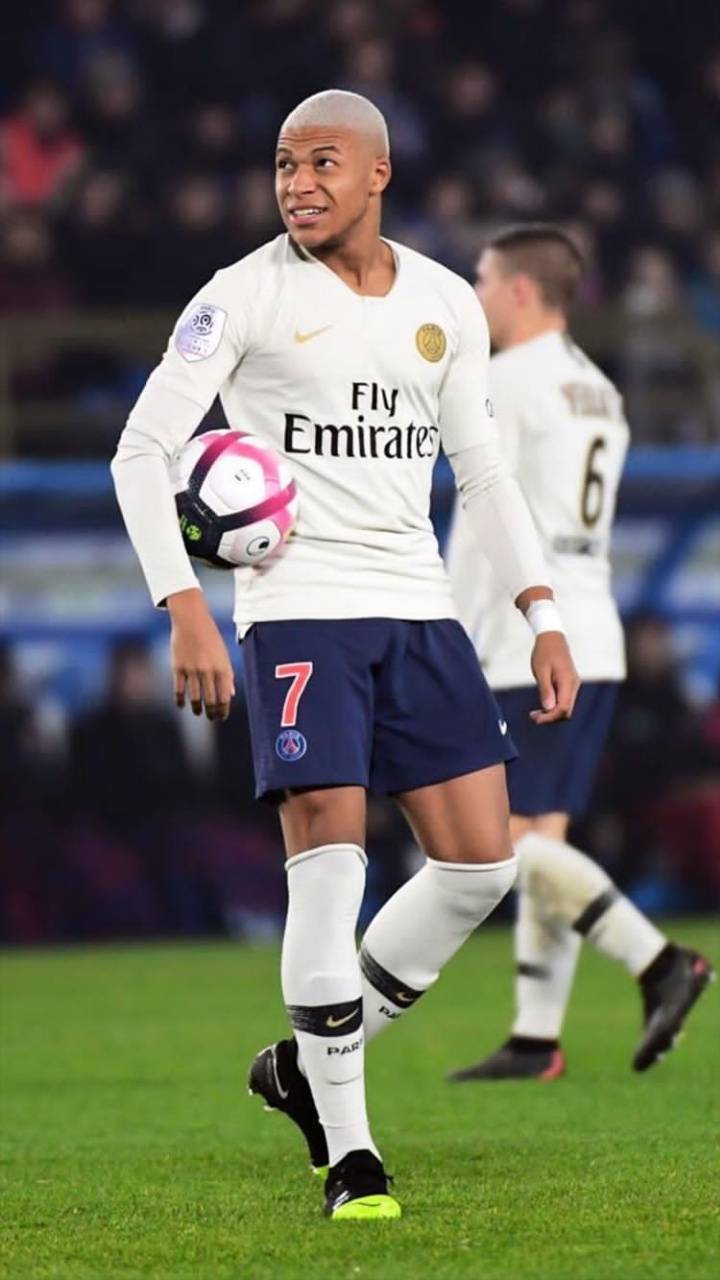Calciatore PSG con pallone, 720x1280 Verticale, POCO