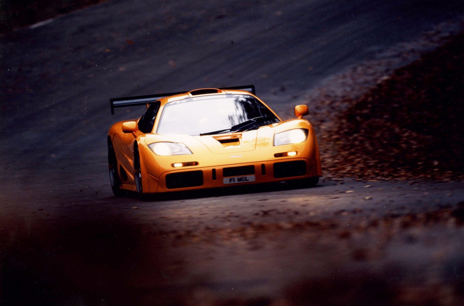 McLaren F1 arancione pista, 1600x1056 HD Ready, Laptop