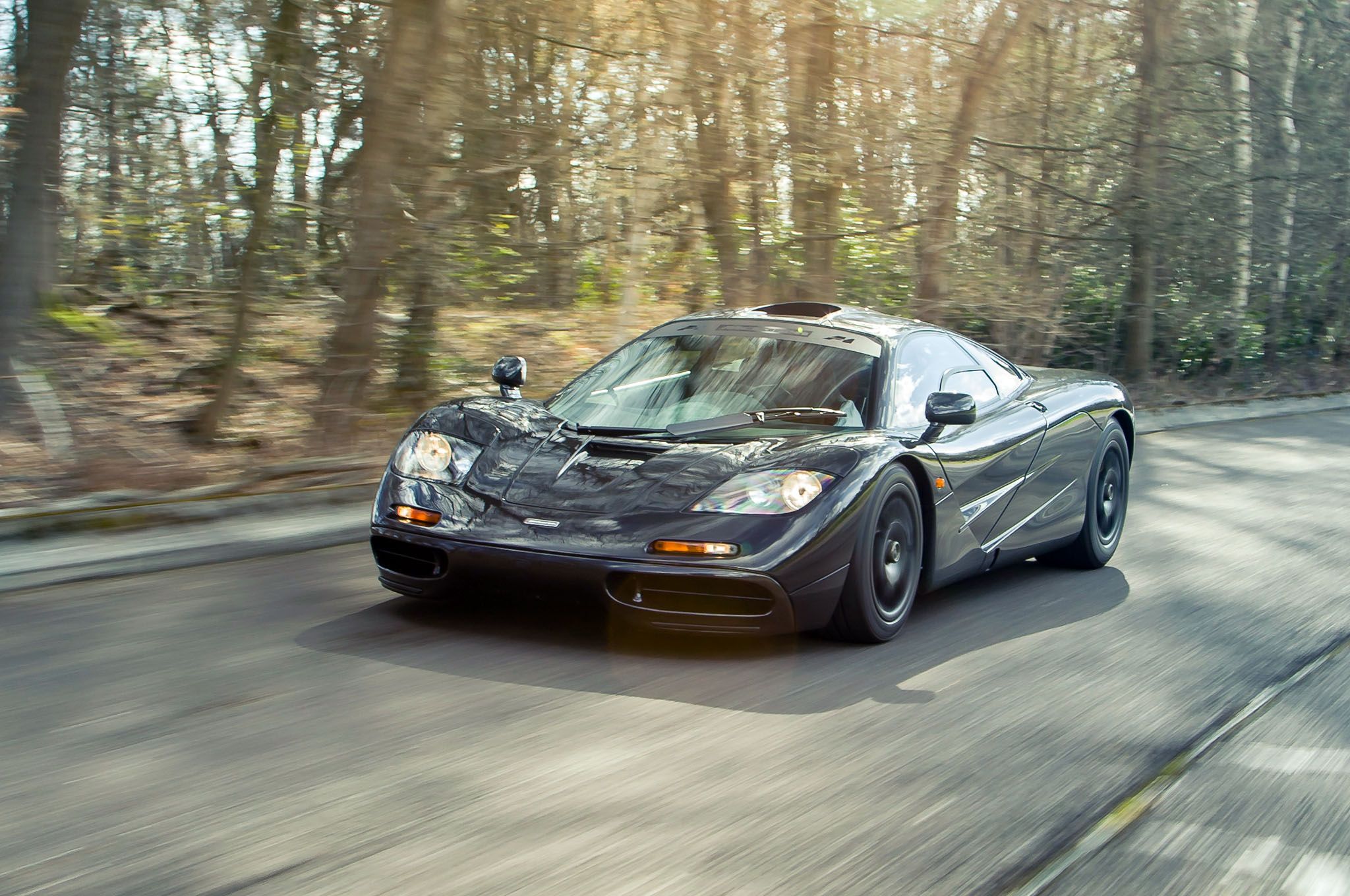 McLaren F1 nera su strada, 2048x1360 alta risoluzione, Desktop
