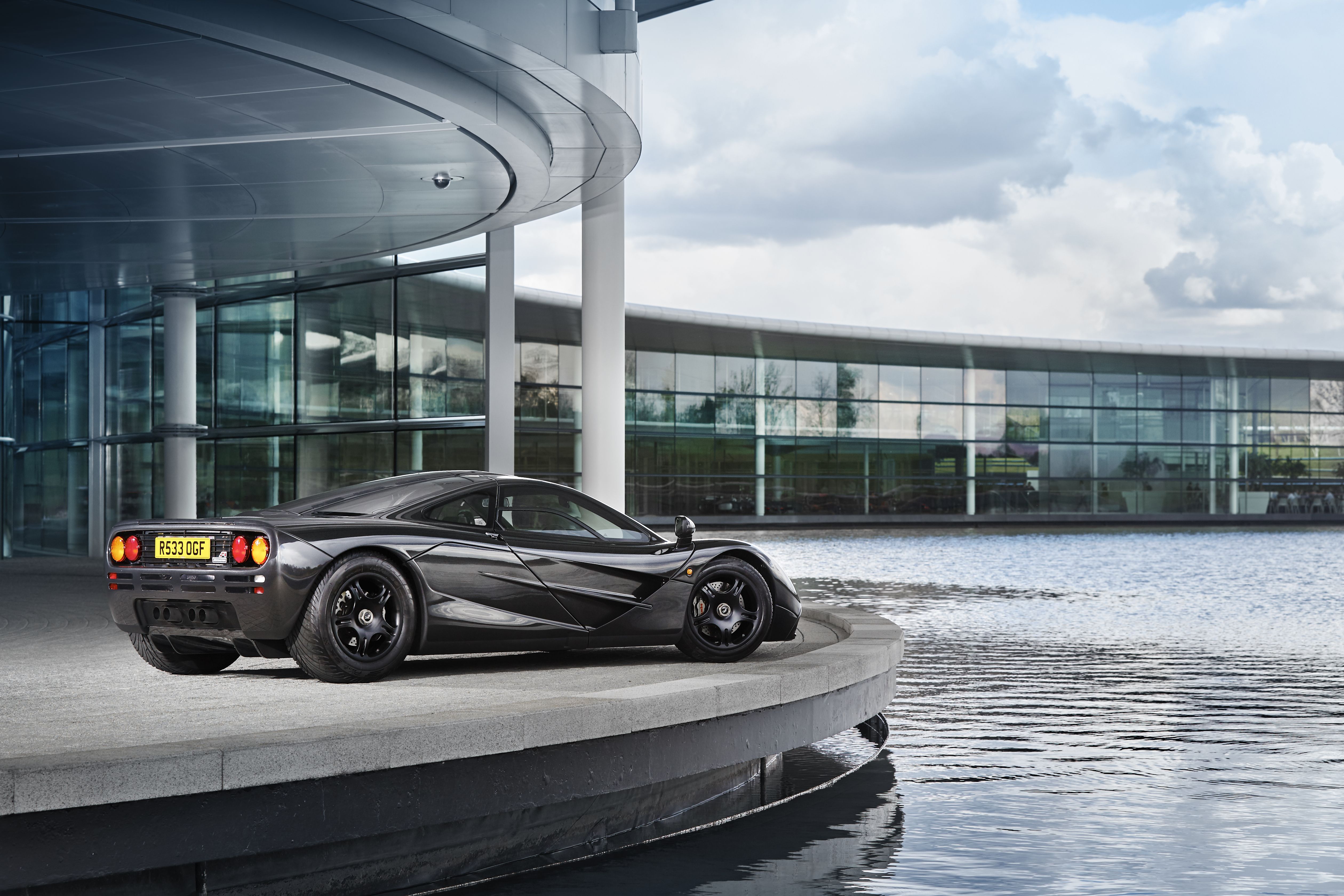 McLaren F1 nera edificio vetro, 5039x3359 Ultra HD, 4K TV