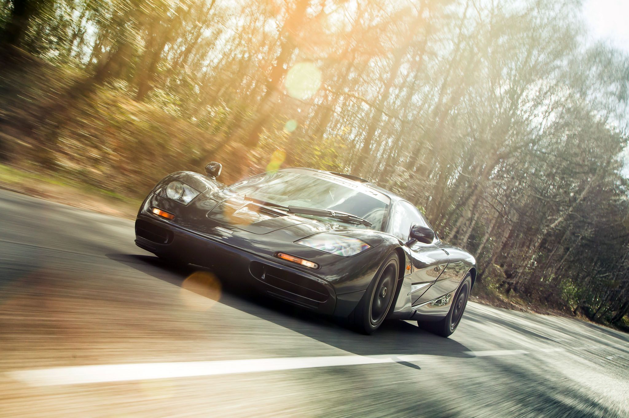 McLaren F1 nera su strada, 2048x1360 2K, PC Desktop