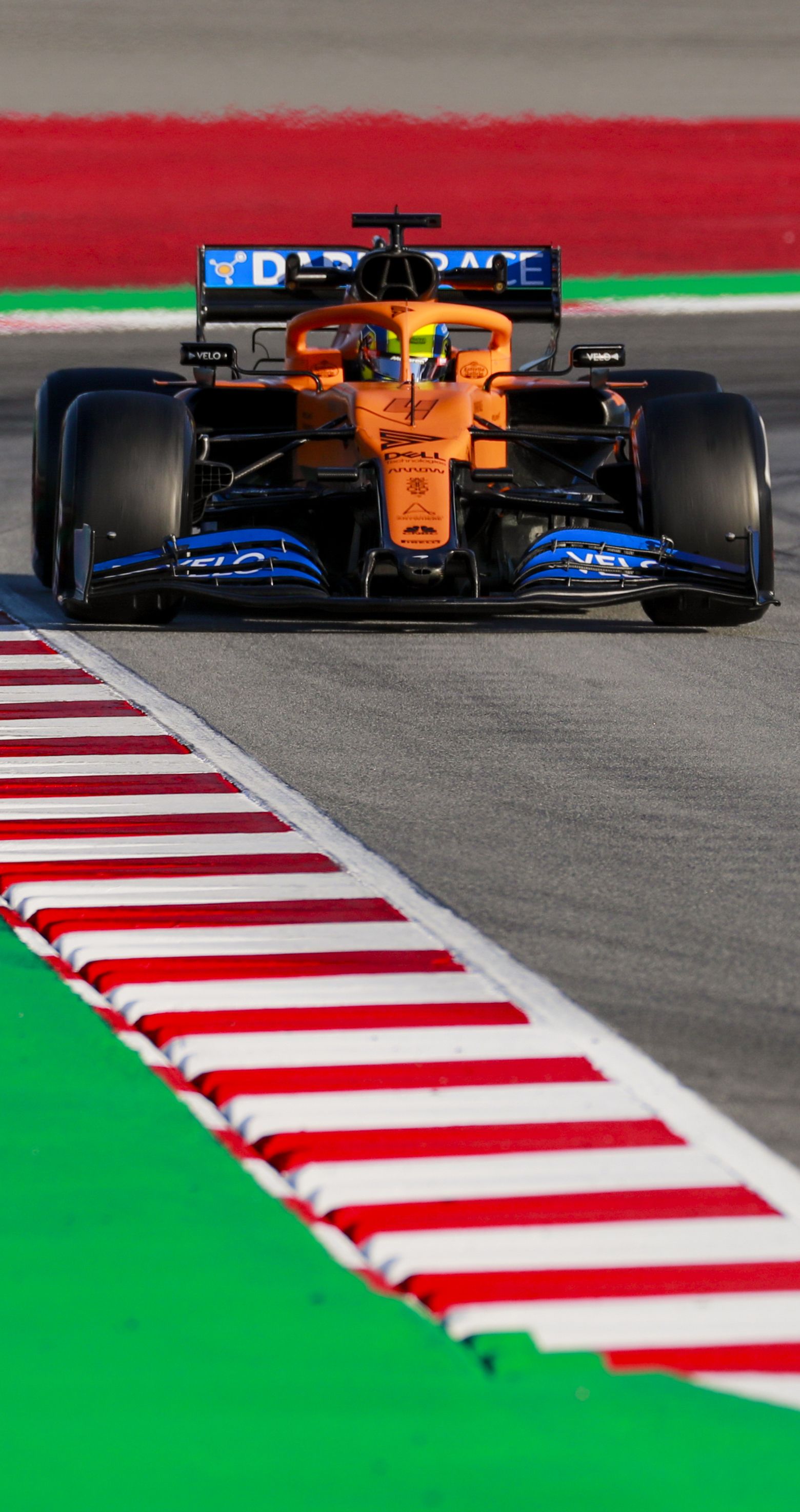 Monoposto McLaren F1 arancione in pista, 1560x2946 Verticale, Telefono
