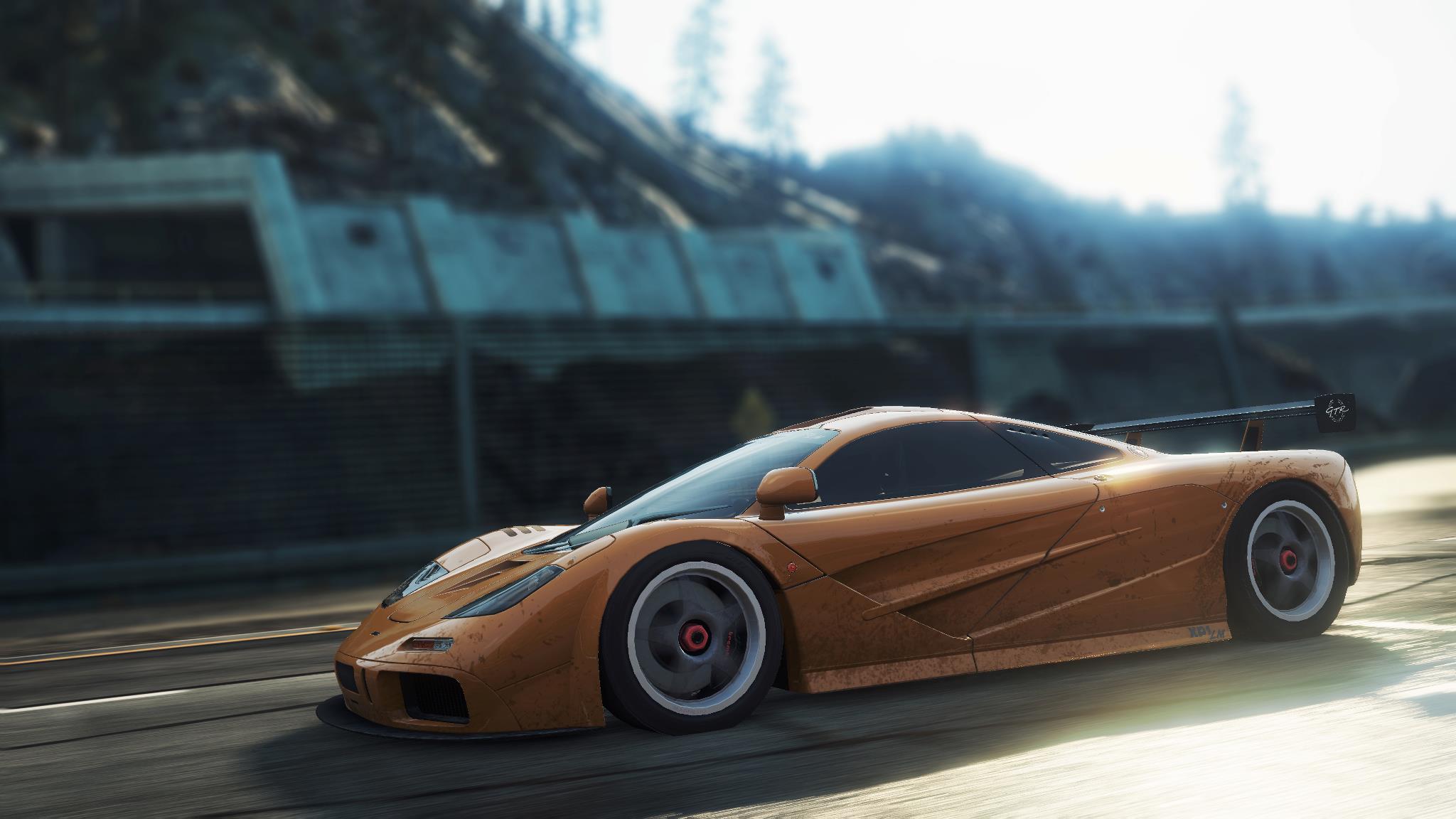 McLaren F1 arancione in pista, 2048x1152 2K, PC