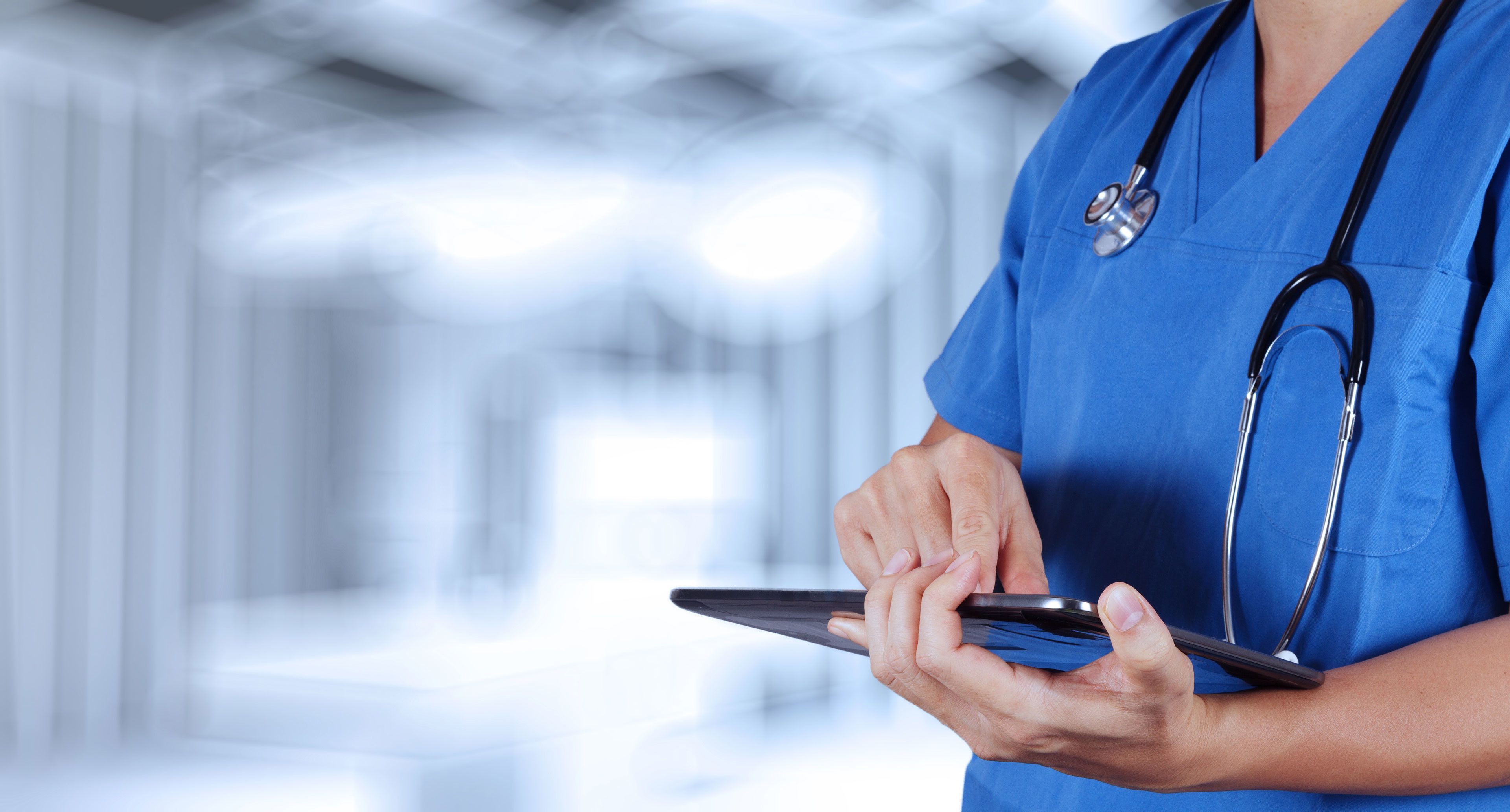 Medico con stetoscopio e tablet, 3840x2065 Ultra HD, 4K TV