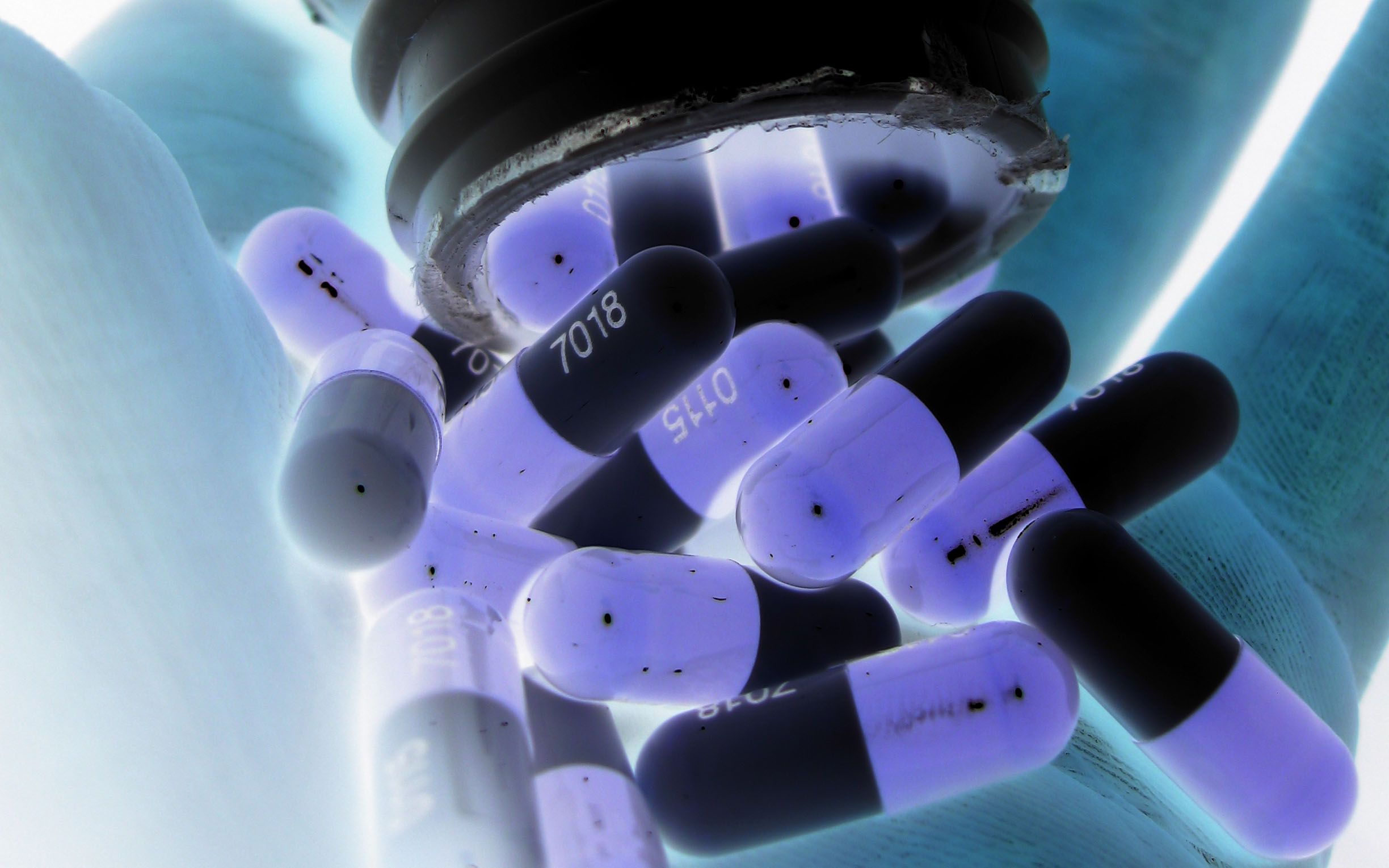 Capsule farmaceutiche viola e nere, 2448x1530 alta risoluzione, PC