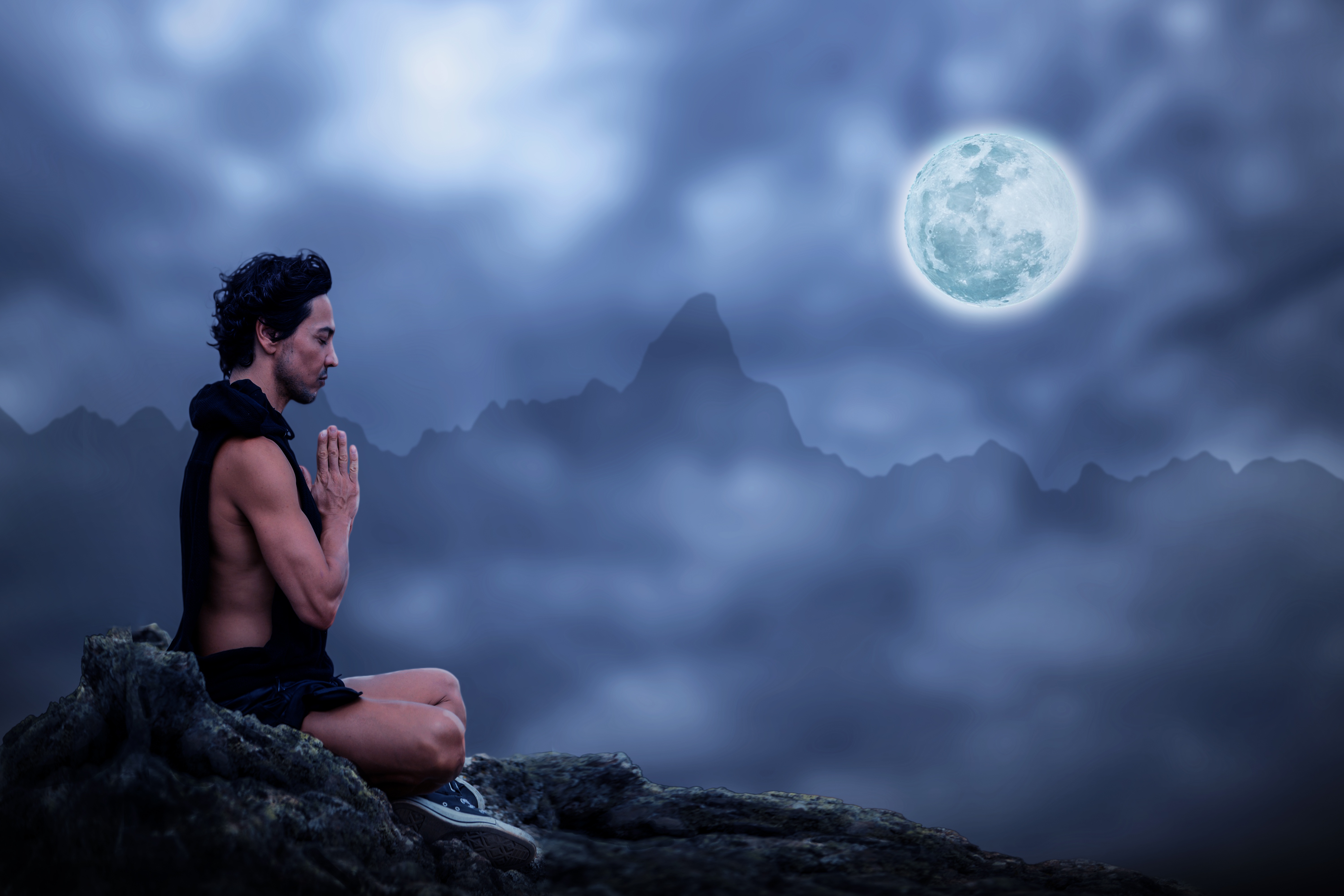 Uomo che medita sotto la luna, 6000x4000 4K Ultra HD, Smart TV 4K