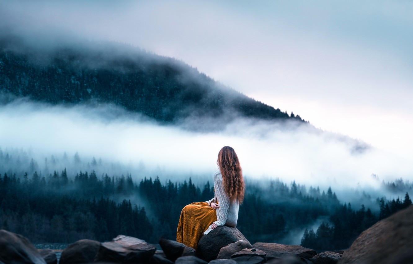Ragazza seduta su rocce nebbia, 1332x850 HD, Desktop