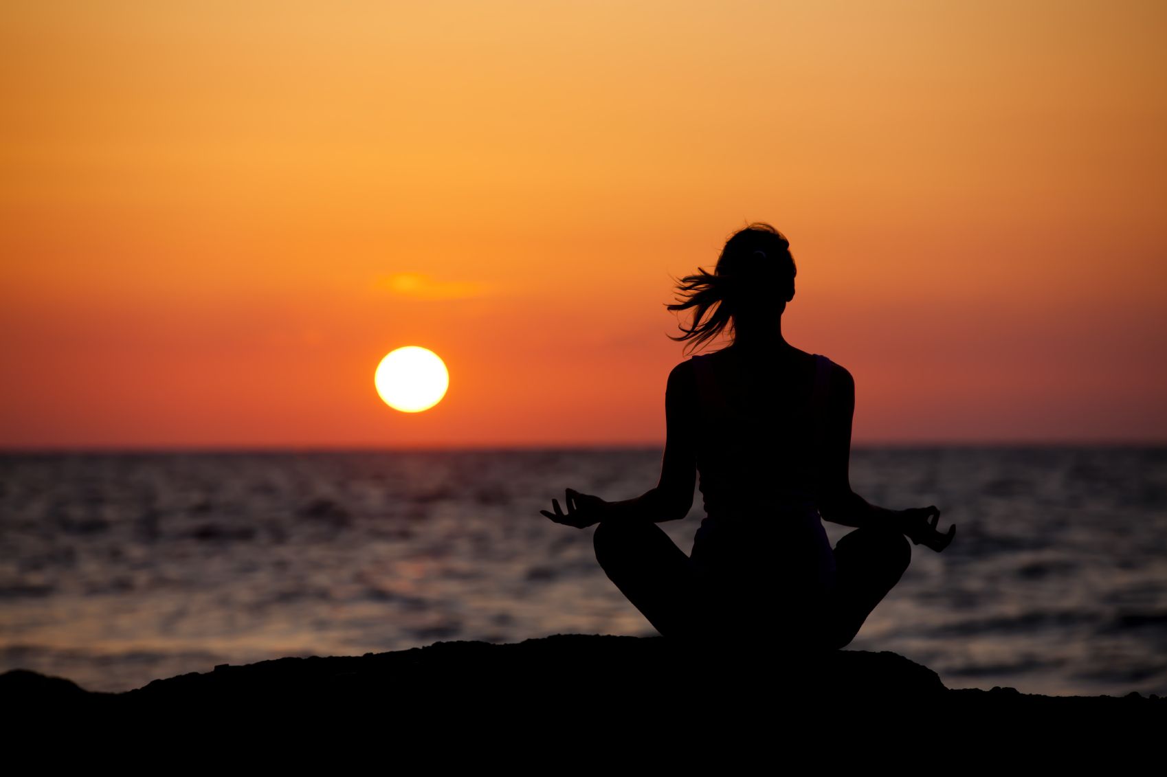 Silhouette meditazione tramonto spiaggia, 1698x1131 HD Ready, PC