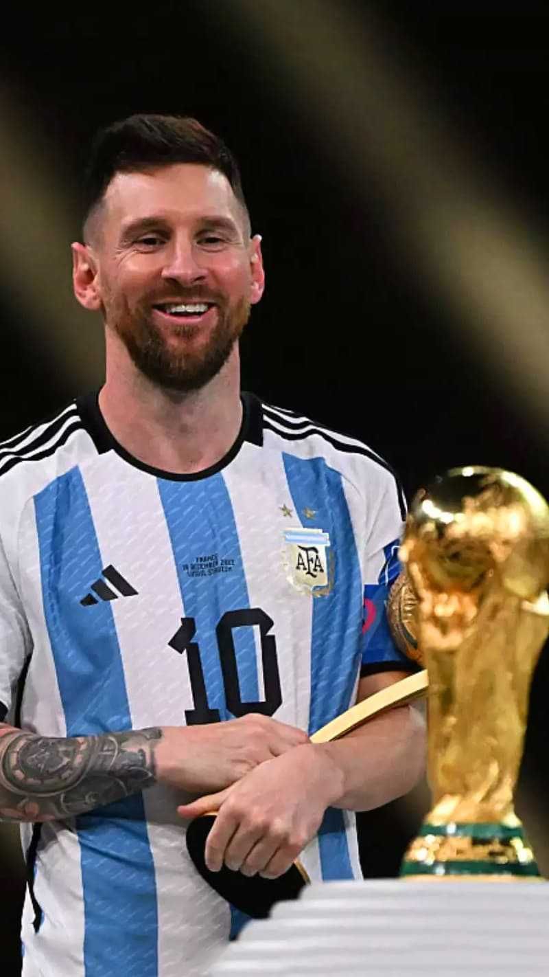 Messi con trofeo Mondiale, Lionel Messi, 800x1422 Verticale, Telefono