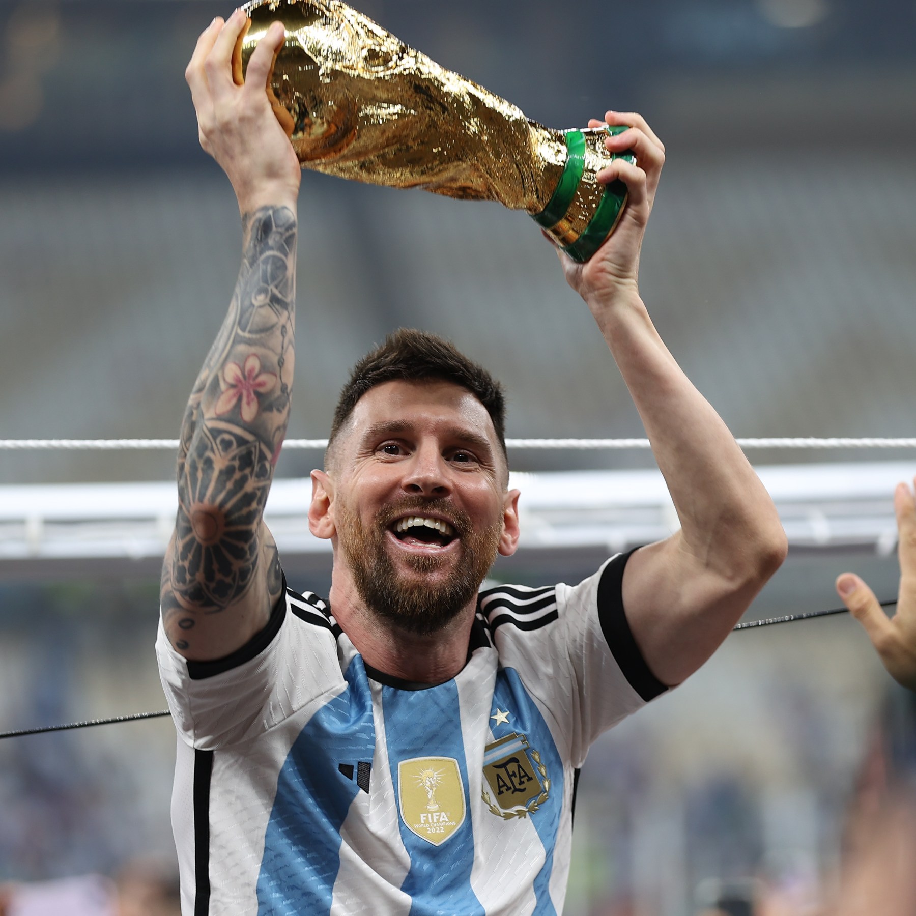 Messi con trofeo Coppa del Mondo, 1800x1800 HD, iMac