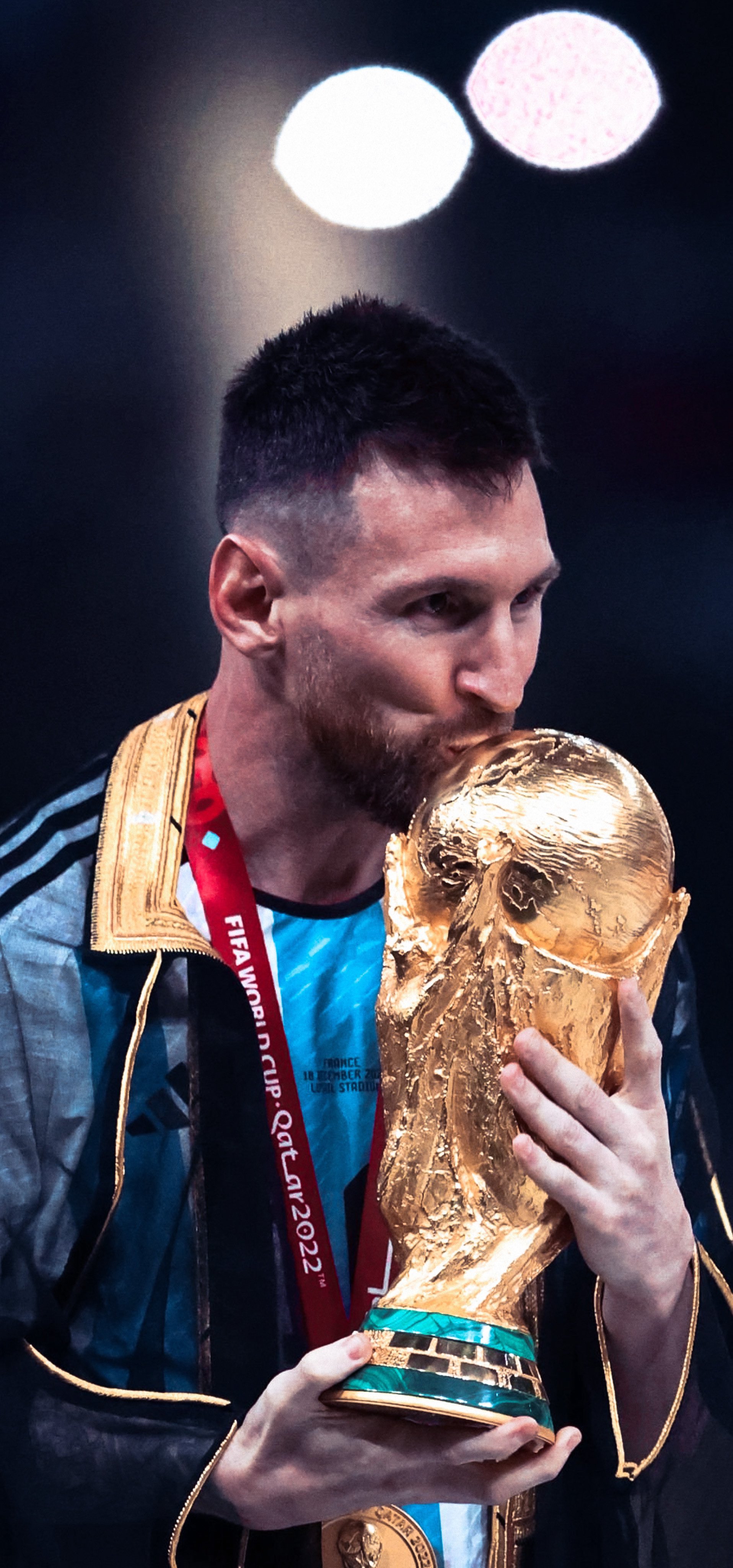 Messi bacia trofeo Mondiale, 1916x4096 Full HD Verticale, Smartphone