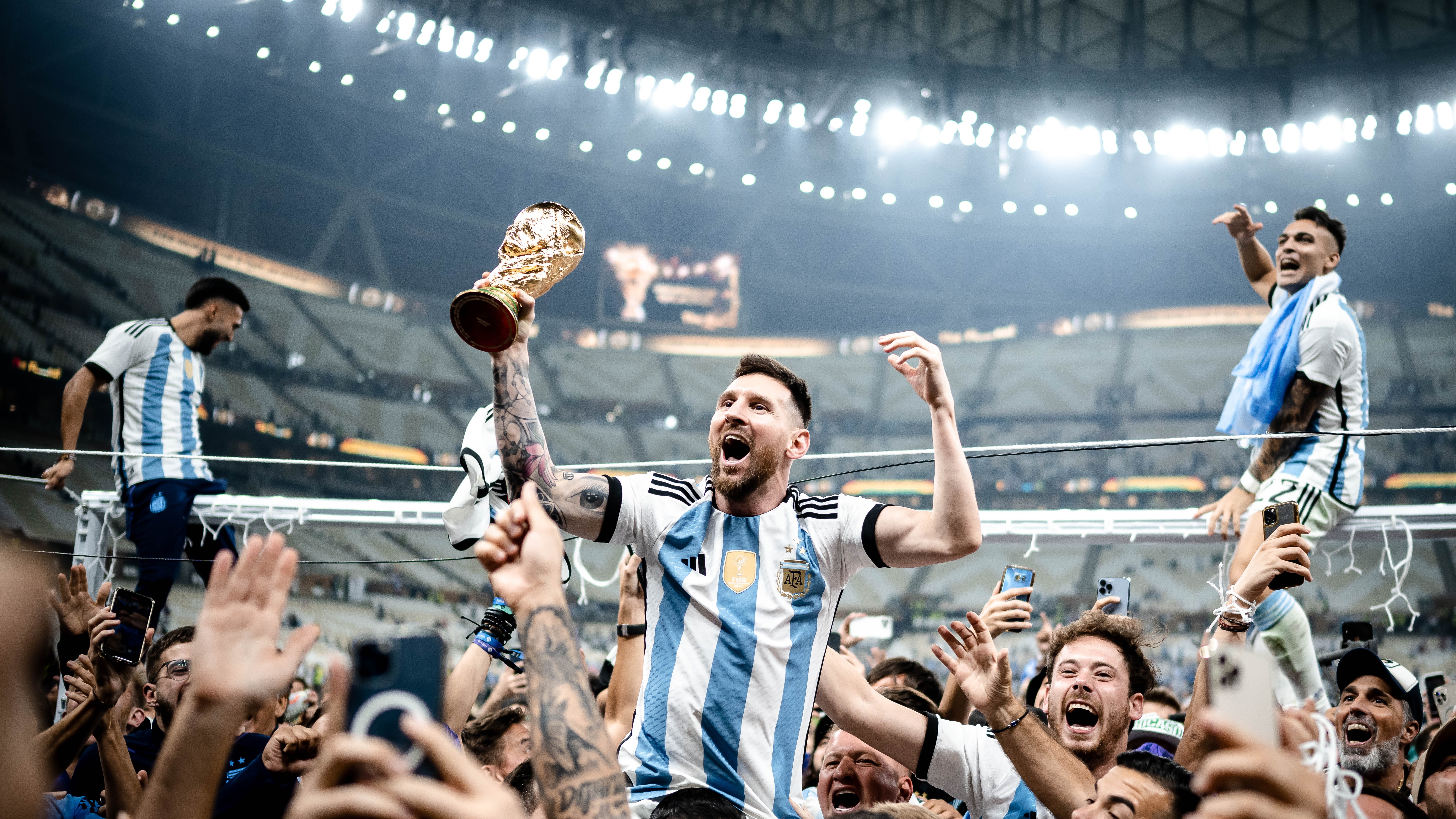 Messi solleva trofeo Coppa, 7008x3942 UHD, PC 4K