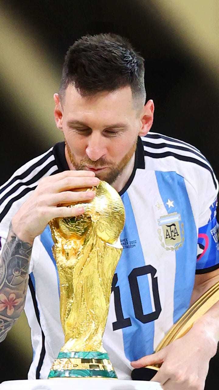 Messi bacia trofeo Mondiale, 720x1280 Full HD Verticale, Smartphone