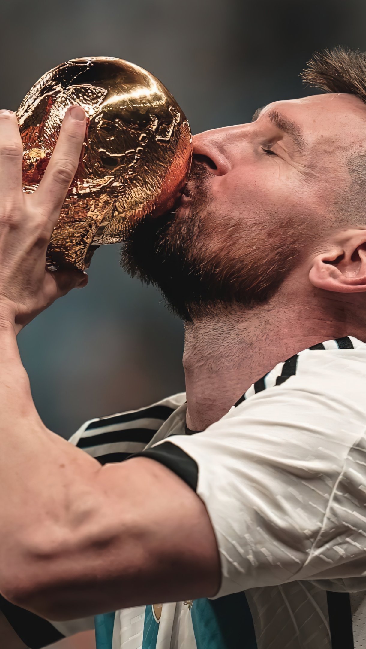 Messi bacia trofeo Mondiale, 1220x2160 Verticale, Mobile