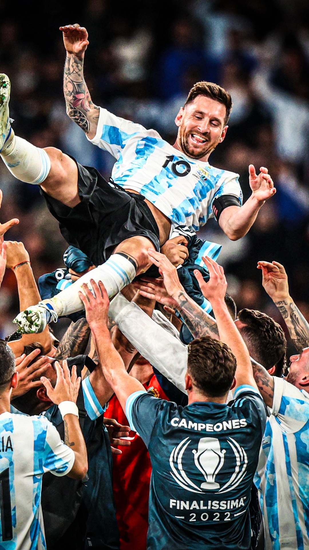 Messi sollevato dai compagni, 1080x1920 Verticale, Samsung Galaxy