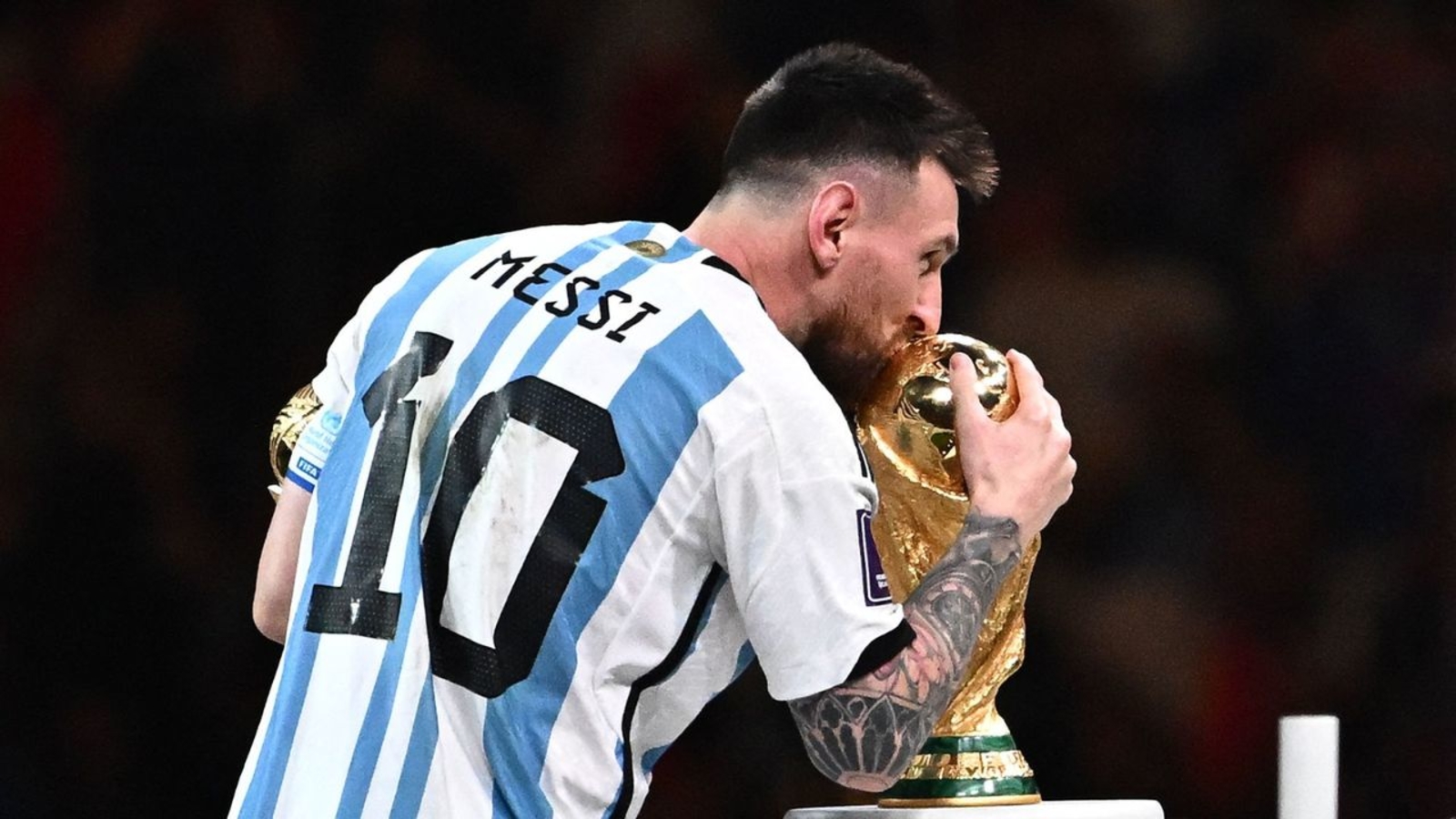 Messi bacia trofeo Mondiale, 1600x900 900p, Desktop