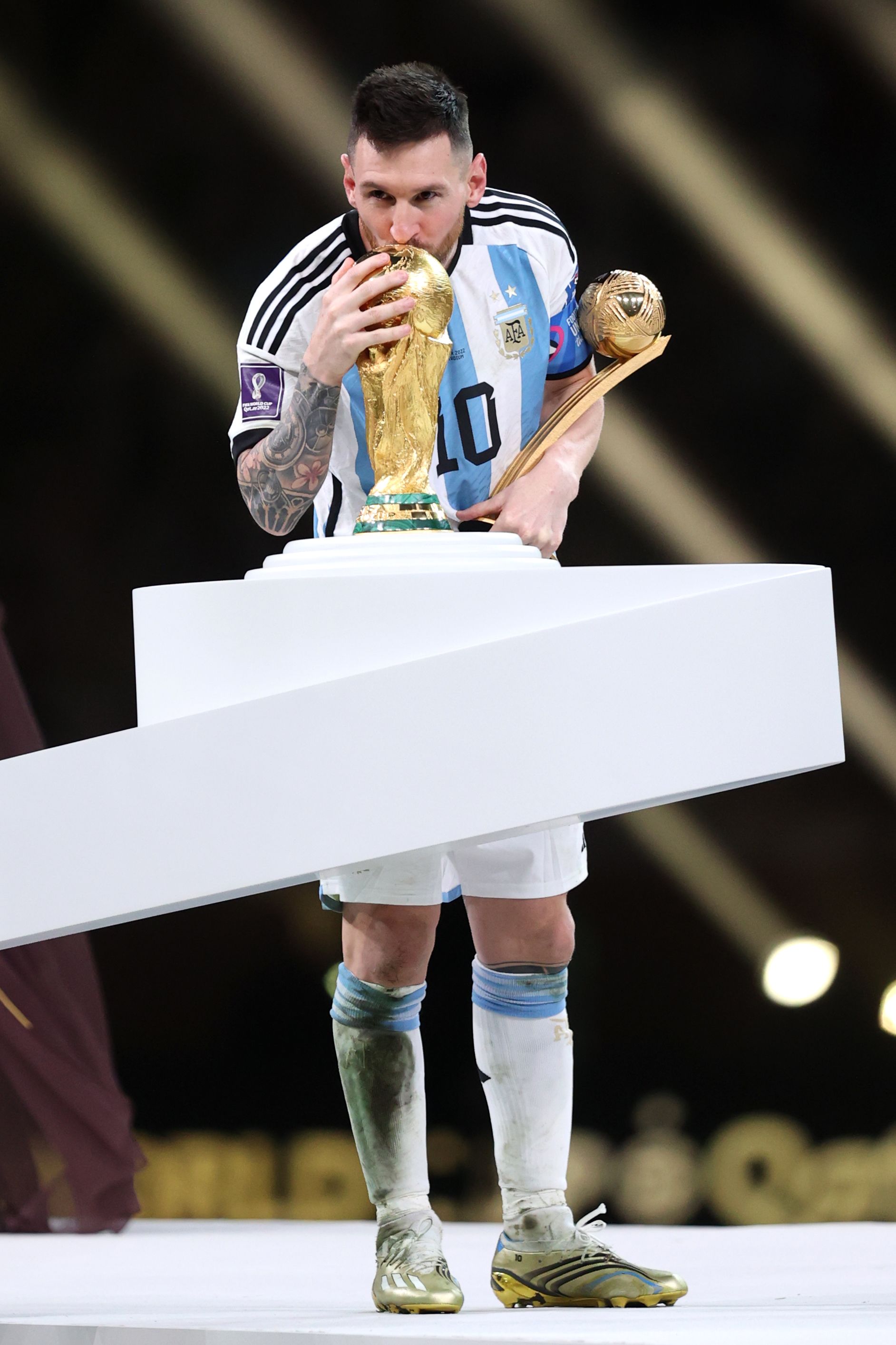 Messi bacia trofeo Mondiale, 1884x2827 Full HD Verticale, Google Pixel