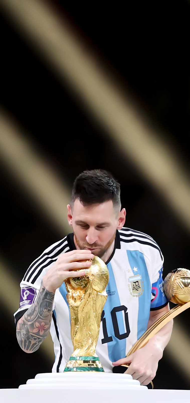 Messi bacia trofeo Coppa, Inter Miami, 758x1600 Full HD Verticale, Smartphone