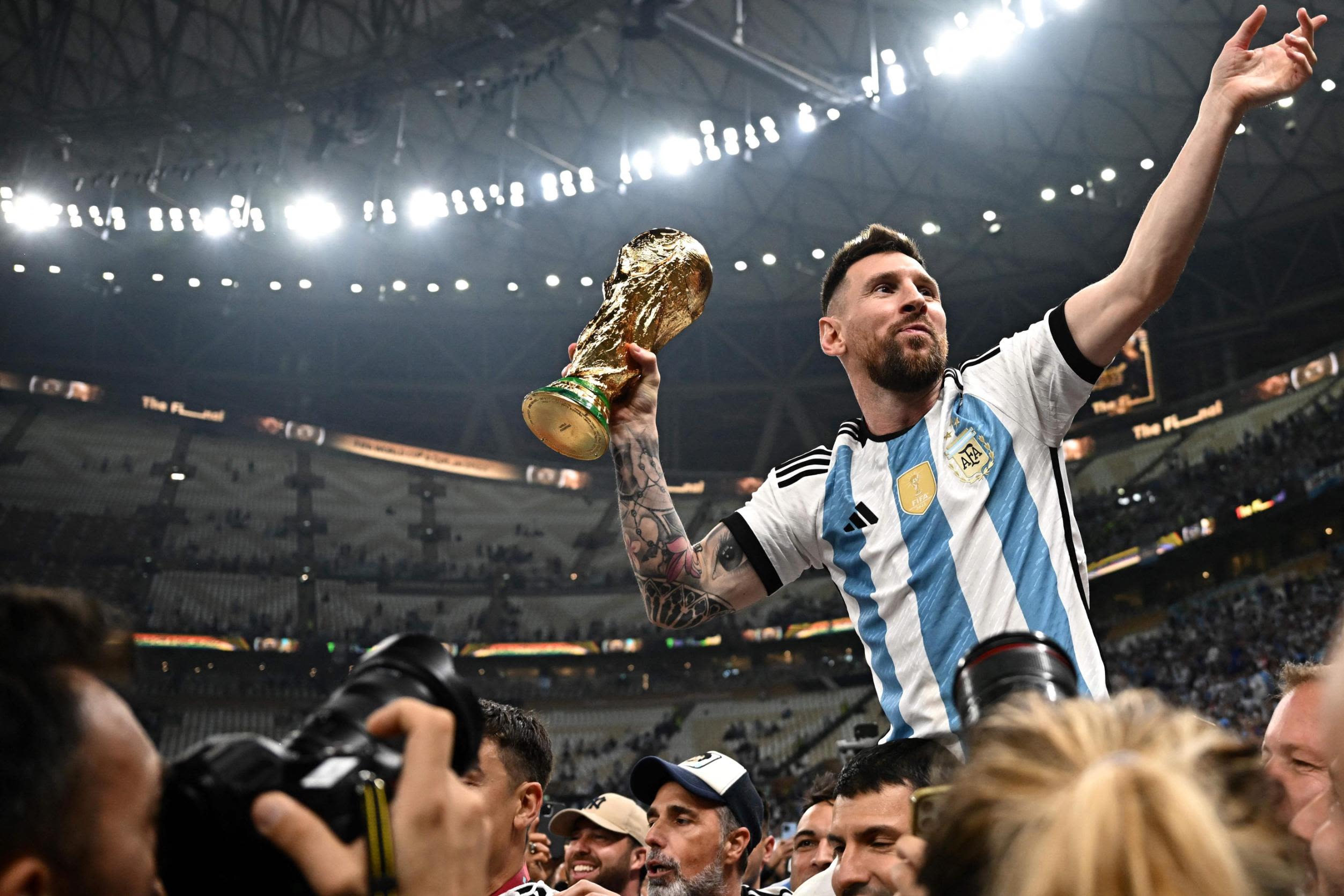 Messi con trofeo Coppa del Mondo, 2505x1670 Hi-Res, PC Desktop