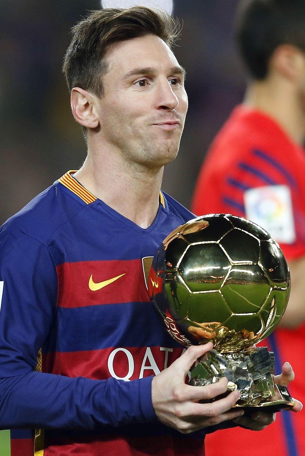 Messi con Pallone d'Oro, 1000x1493 Full HD Verticale, iPhone