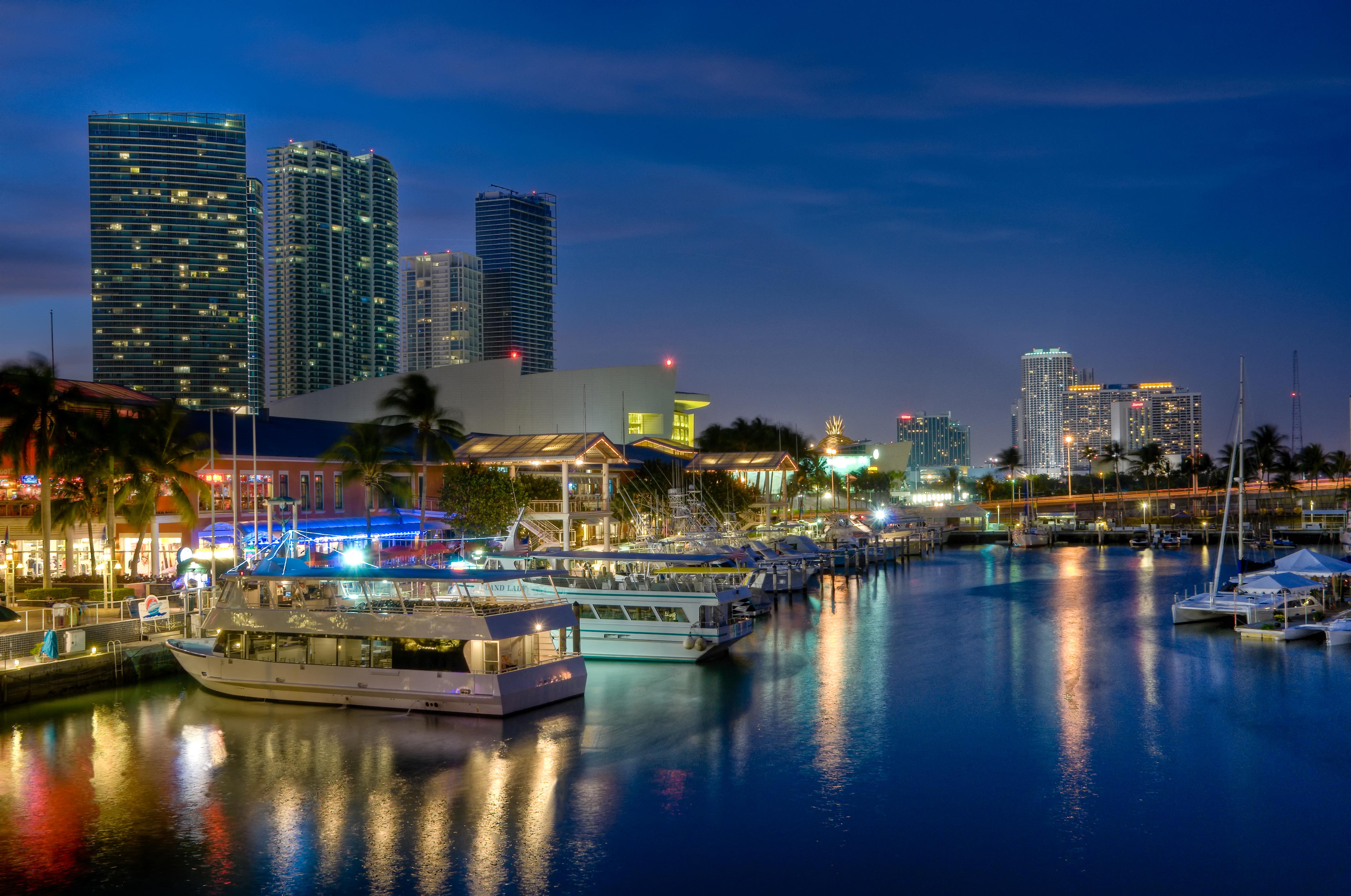 Skyline Miami notturno con marina, 4318x2865 4K, Laptop