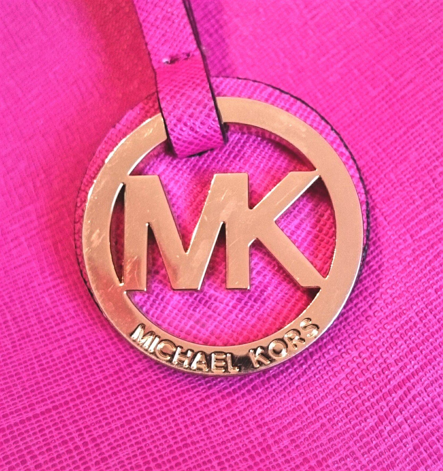 Logo Michael Kors su rosa, 1505x1600 Verticale, Mobile