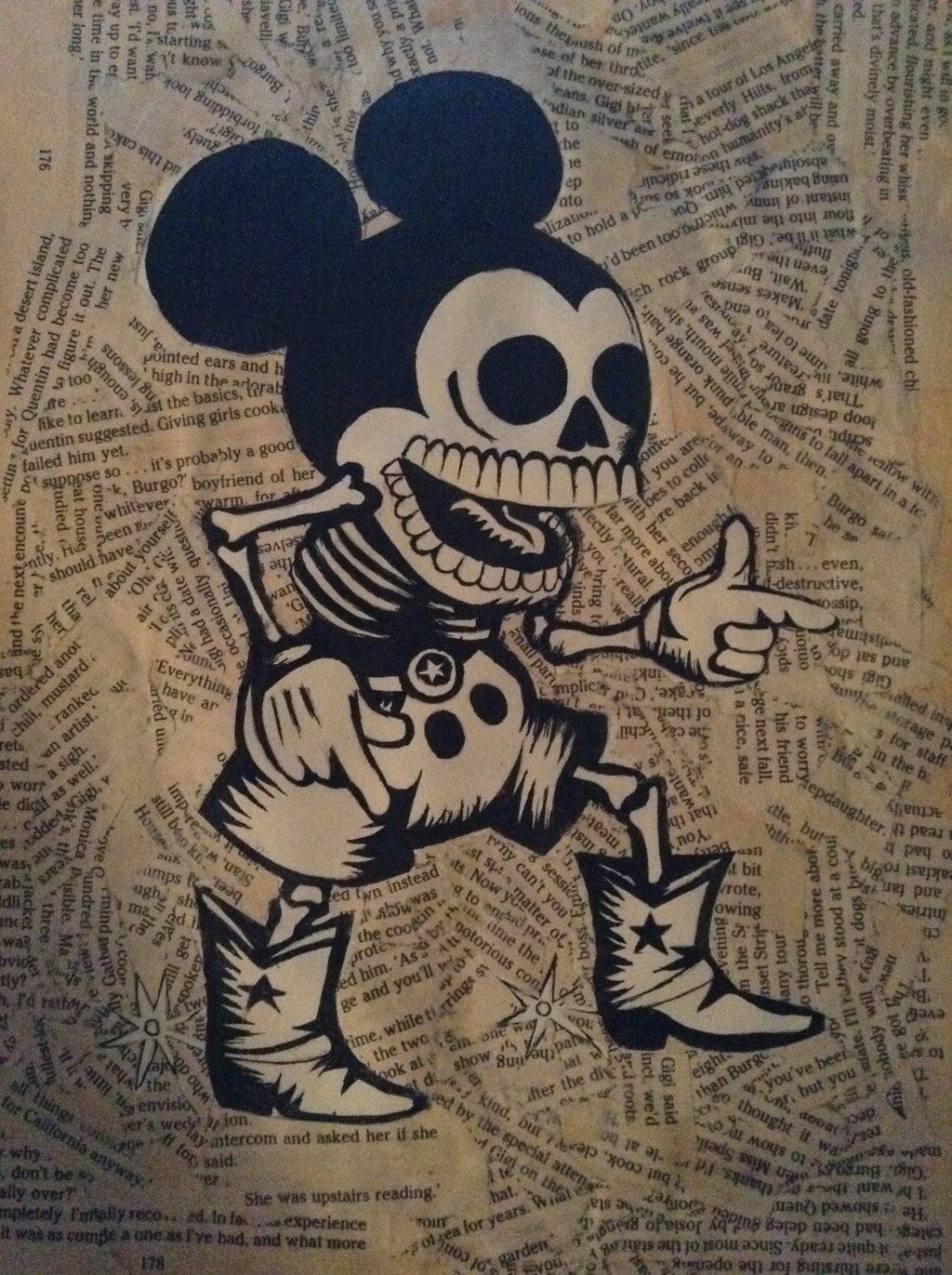Guanto Topolino scritta She's Mine, 1080x1920 Verticale, Telefono