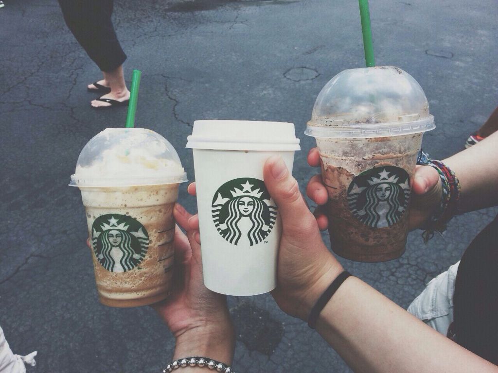 Bicchieri Starbucks tra amici, 1024x768 HD, Desktop