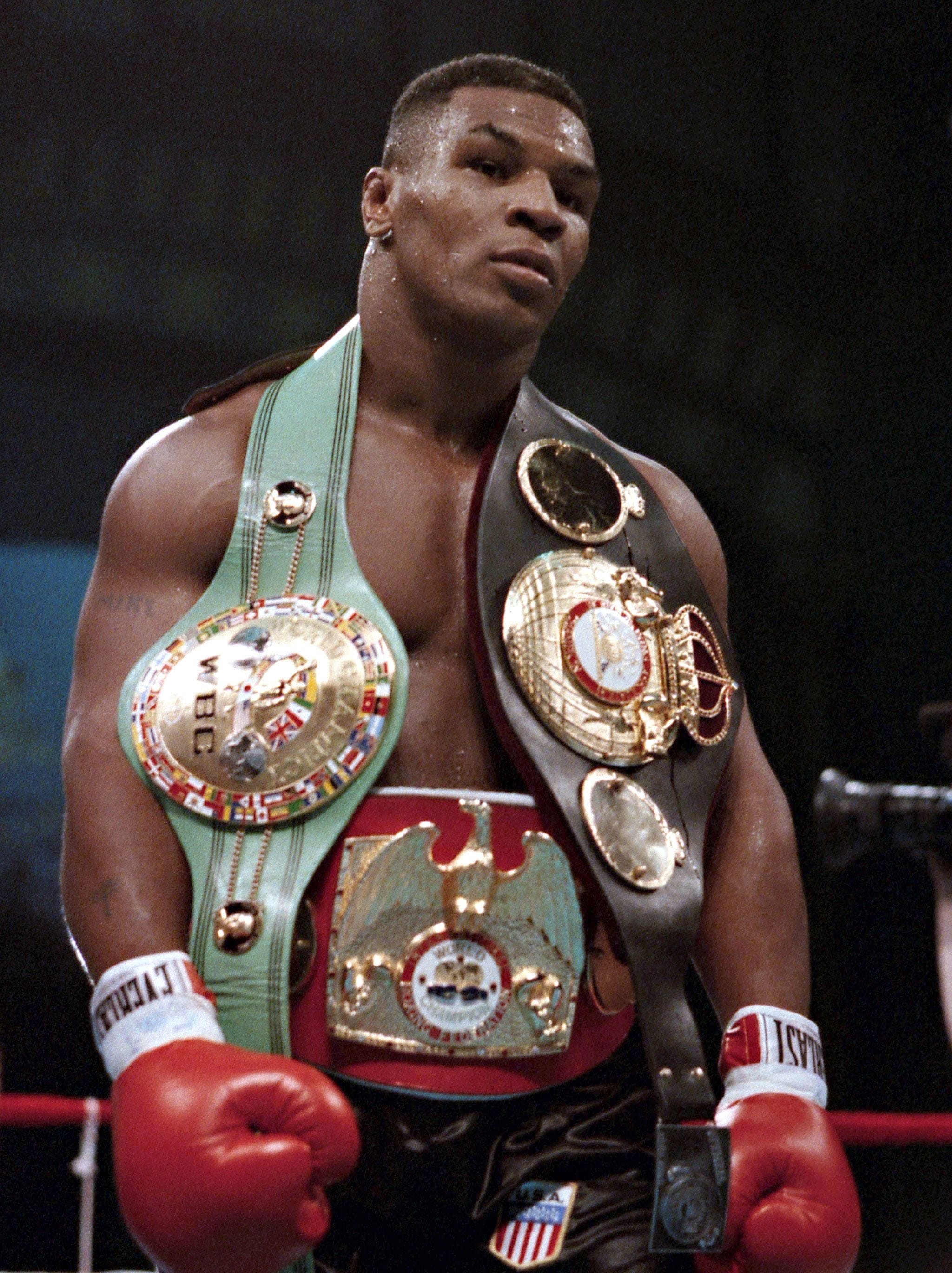 Mike Tyson con cinture boxe, 2048x2737 Verticale, Telefono