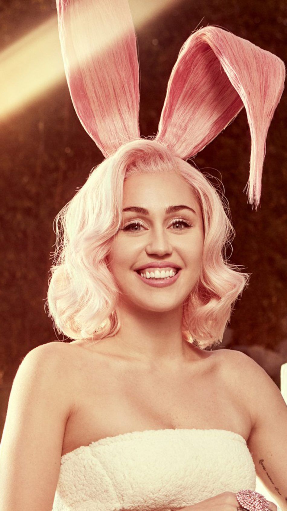 Miley Cyrus costume coniglietta rosa, 950x1689 Verticale, OnePlus
