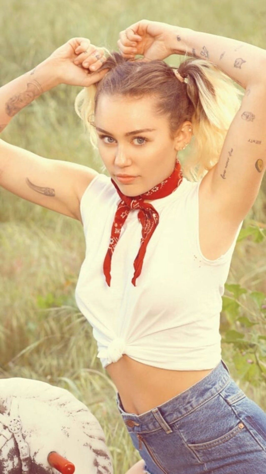 Miley Cyrus foulard rosso, 1080x1920 Verticale, Mobile