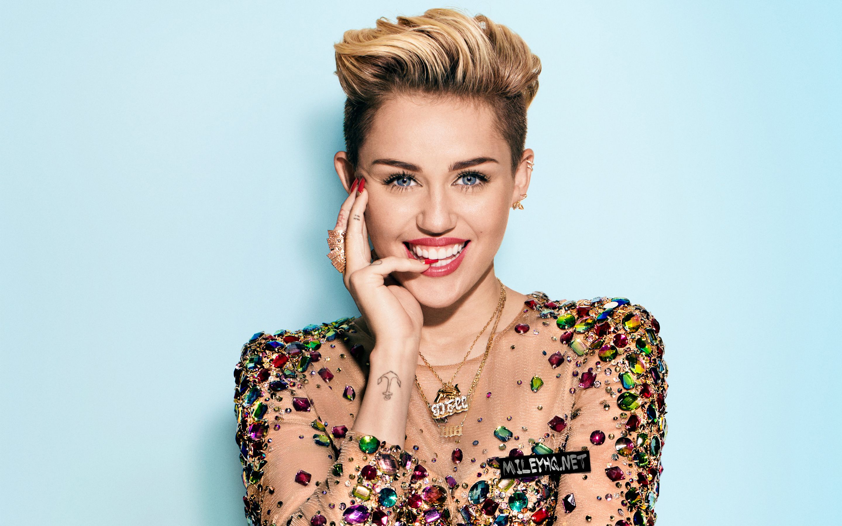 Miley Cyrus sorridente sfondo azzurro, 2880x1800 2K+, Desktop