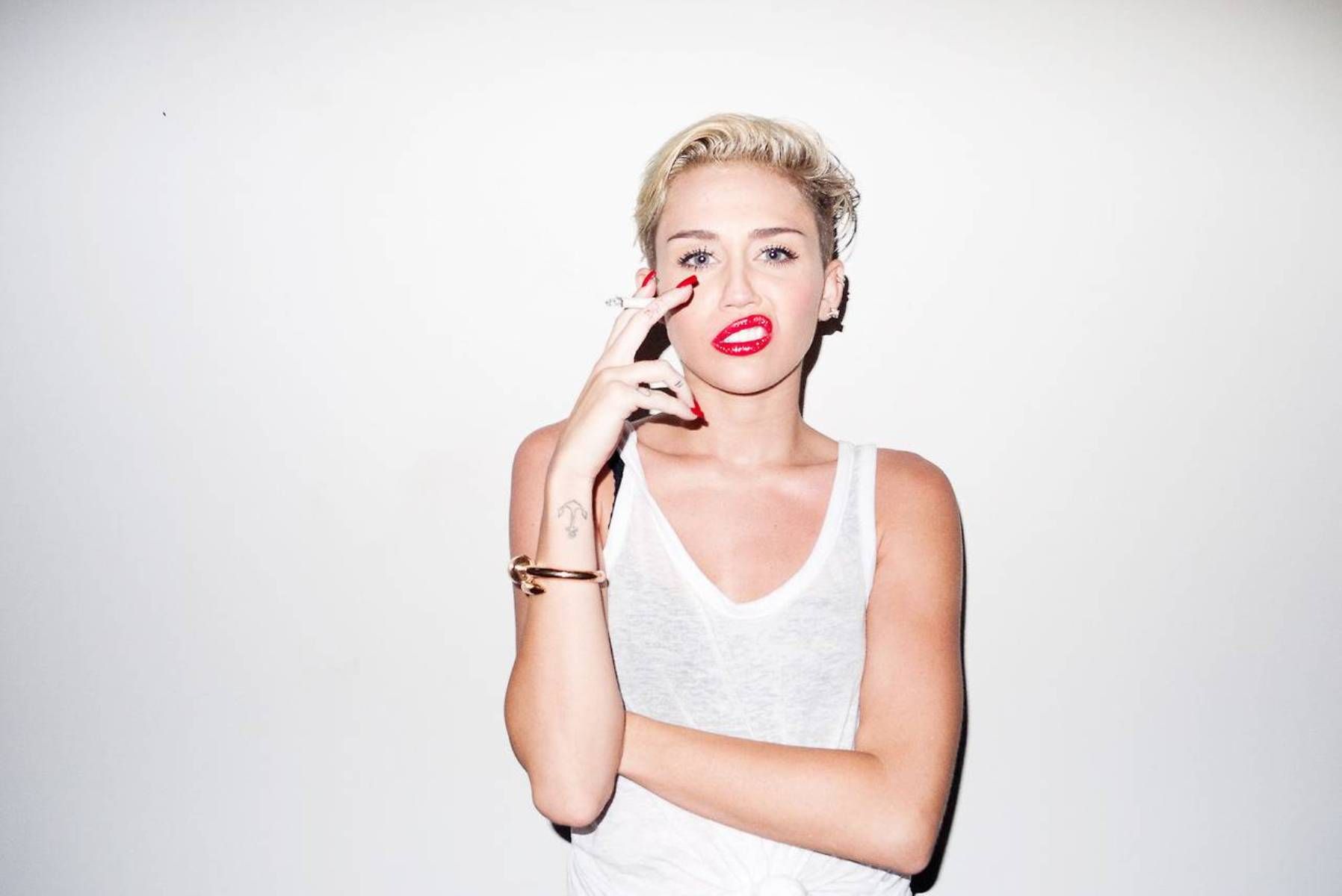 Miley Cyrus posa con dita, Hannah Montana, 1796x1200 900p, PC