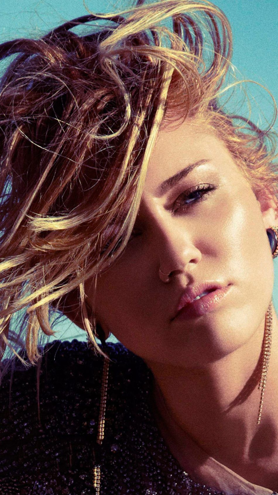 Miley Cyrus ritratto capelli mossi, 950x1689 Verticale, Telefono