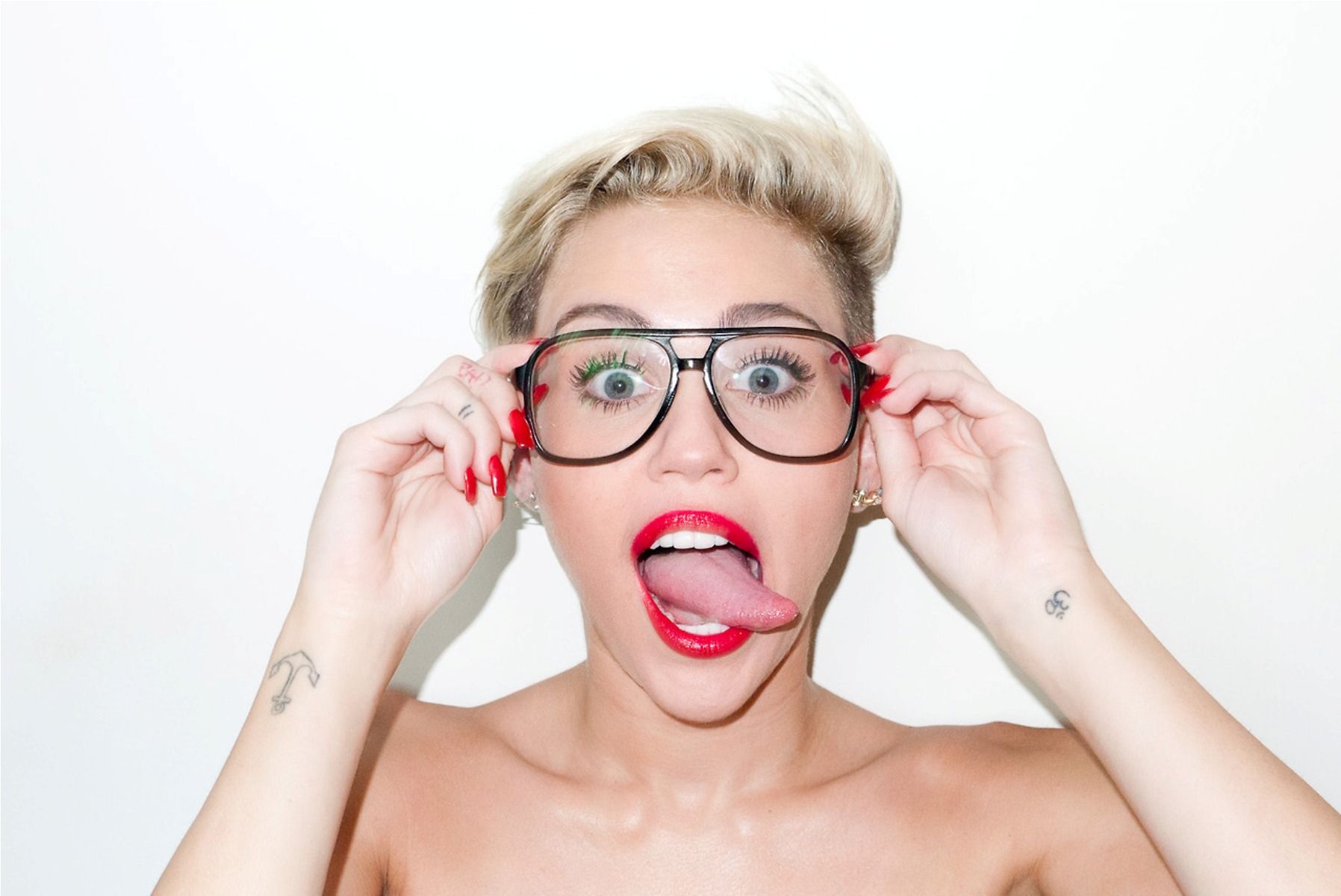 Miley Cyrus occhiali linguaccia, 1796x1200 HD Ready, Desktop