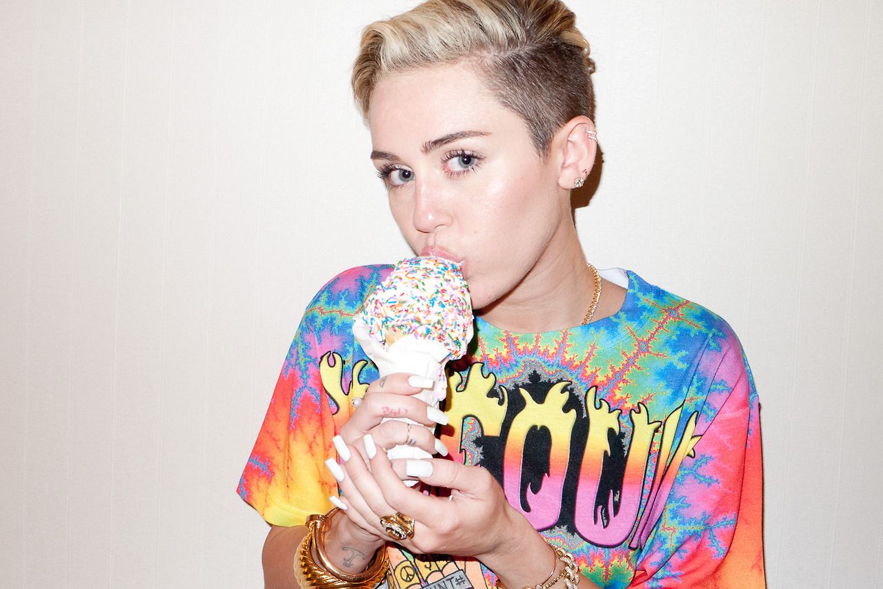Miley Cyrus con gelato, 1280x855 720p, Acer Nitro