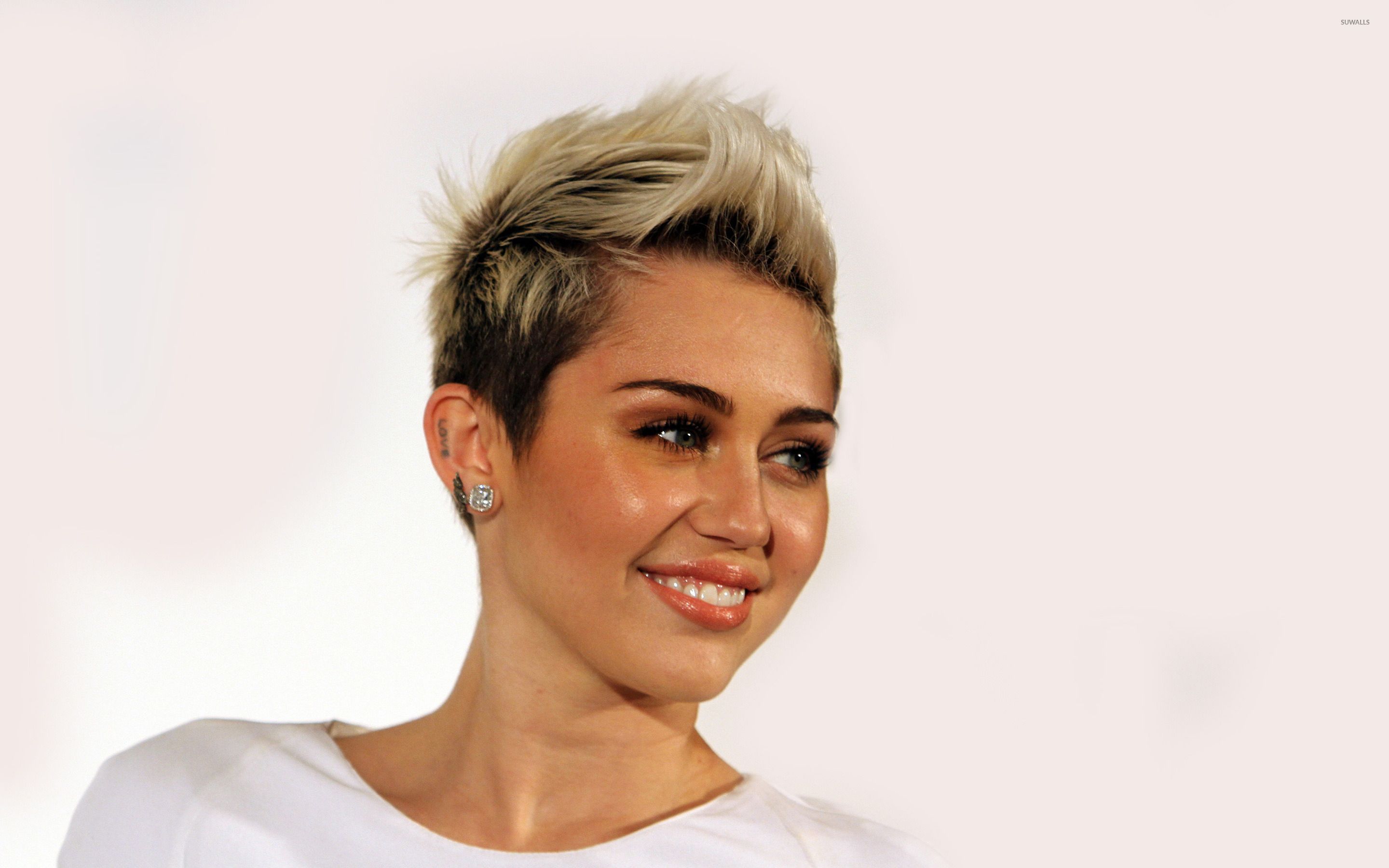 Miley Cyrus capelli corti biondi, 2880x1800 2K+, Desktop