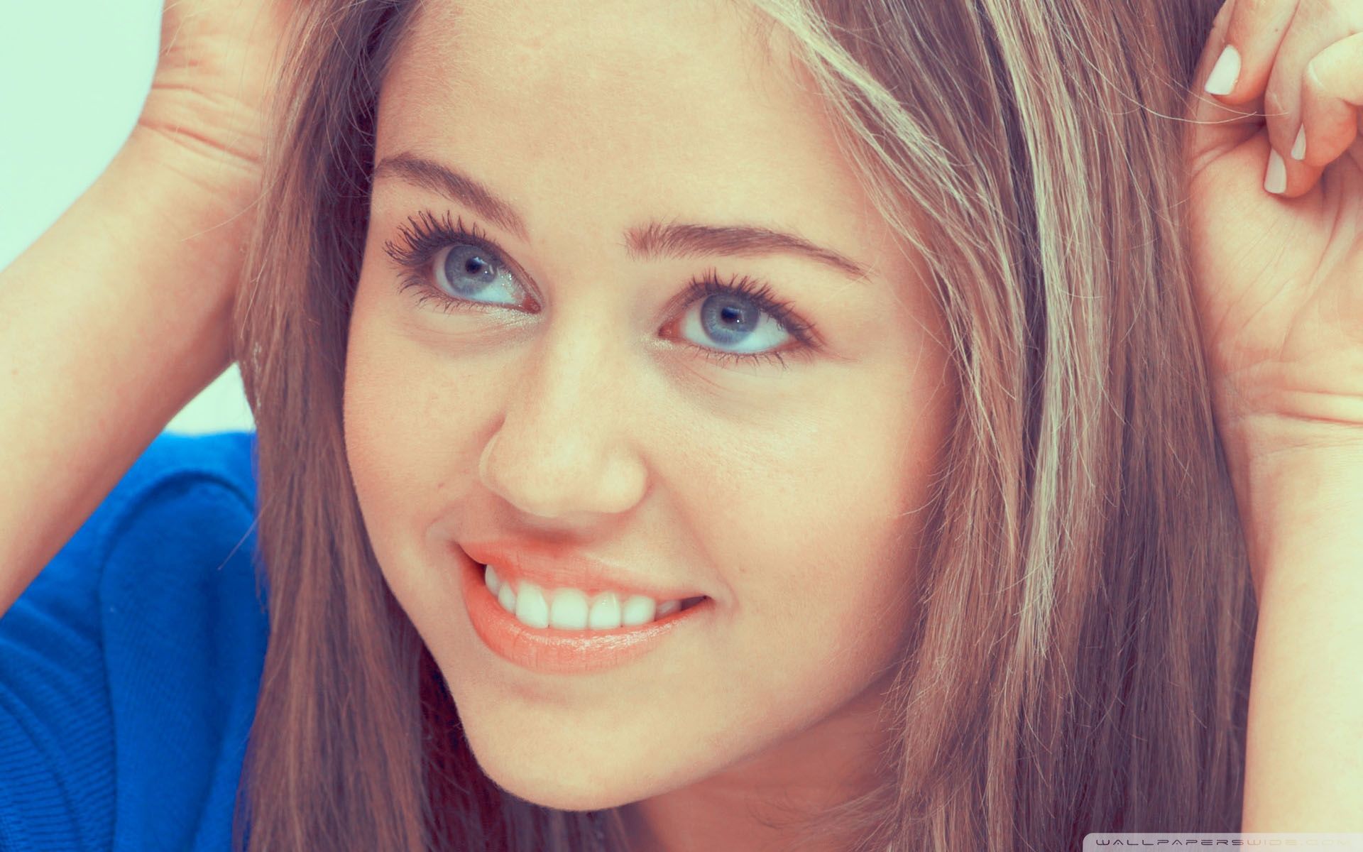 Miley Cyrus ritratto sorridente, 1920x1200 WUXGA, Desktop