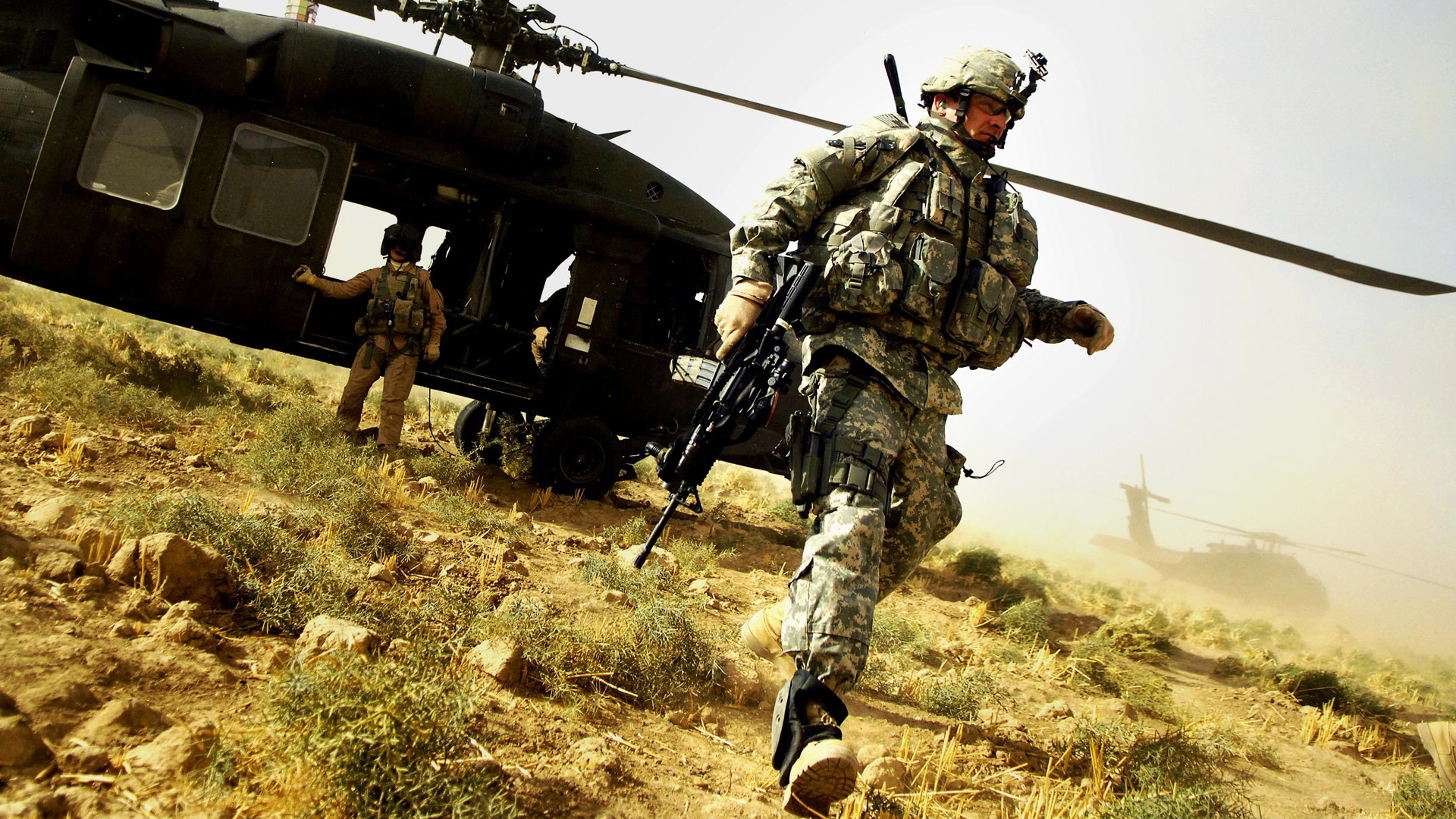 Soldati con elicottero militare deserto, 1920x1080 Full HD 1080p, Desktop