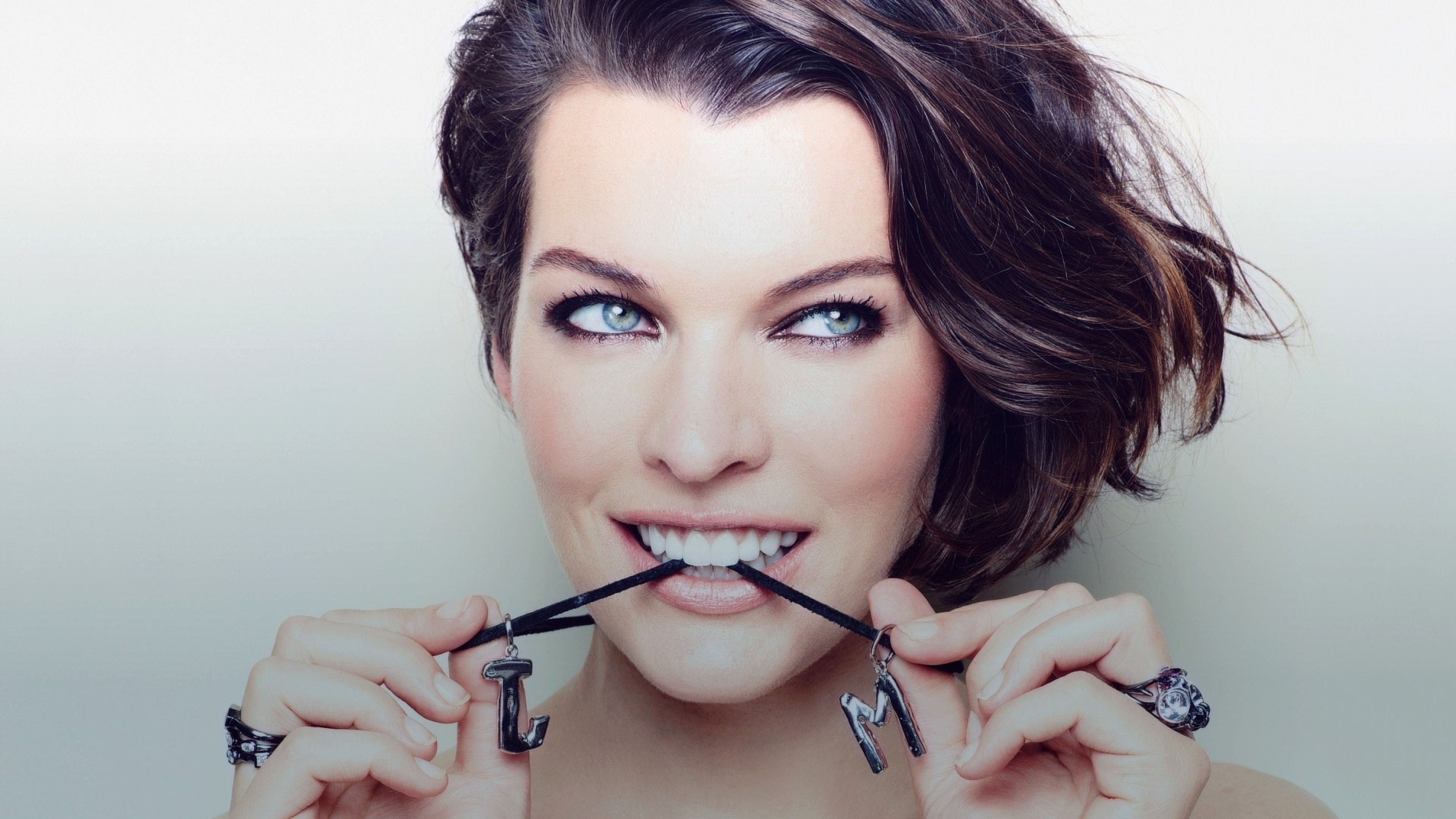 Milla Jovovich con occhiali in bocca, attrice, 3840x2160 4K Ultra HD, Monitor 4K