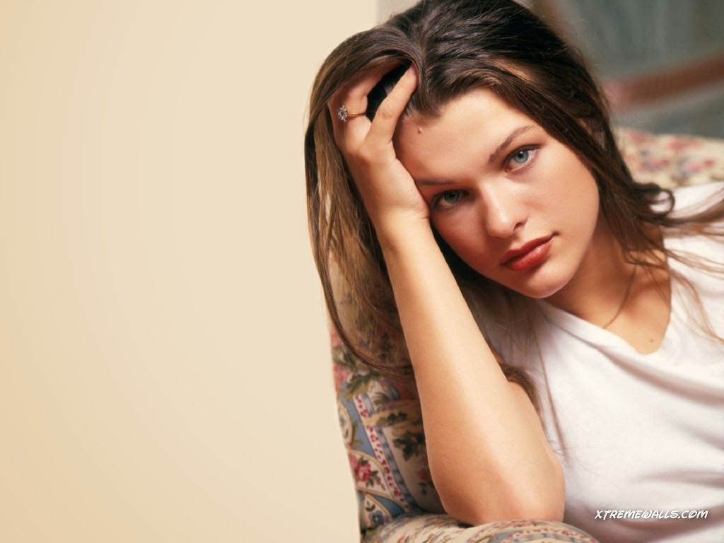 Milla Jovovich ritratto pensieroso, 1024x768 HD, Laptop