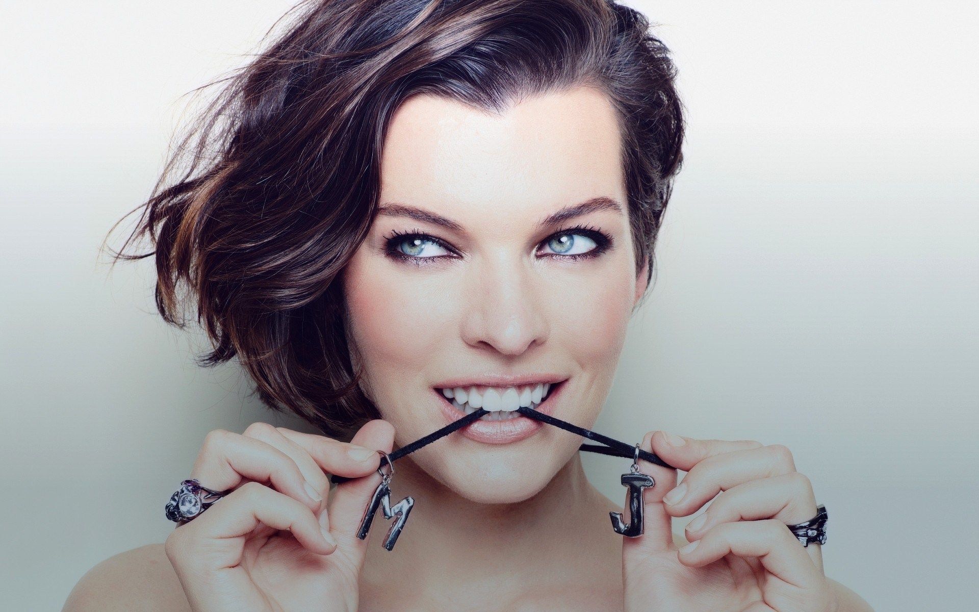 Milla Jovovich ritratto, 1920x1200 Full HD+ WUXGA, Laptop