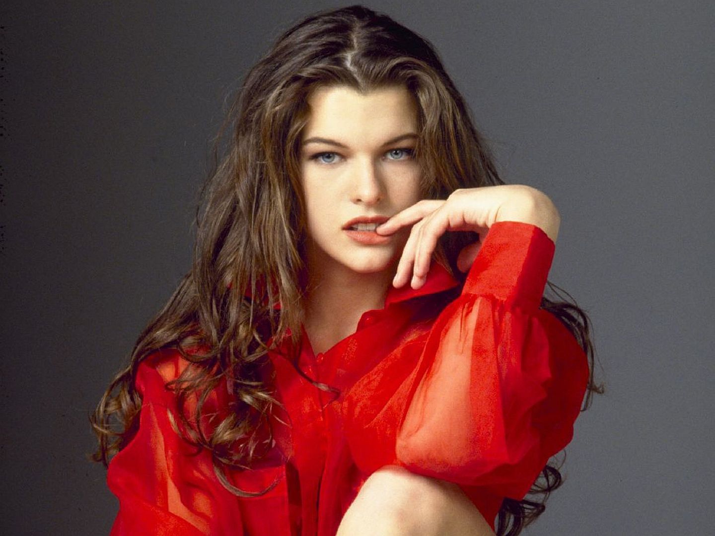Milla Jovovich camicia rossa, 1440x1080 HD, Desktop